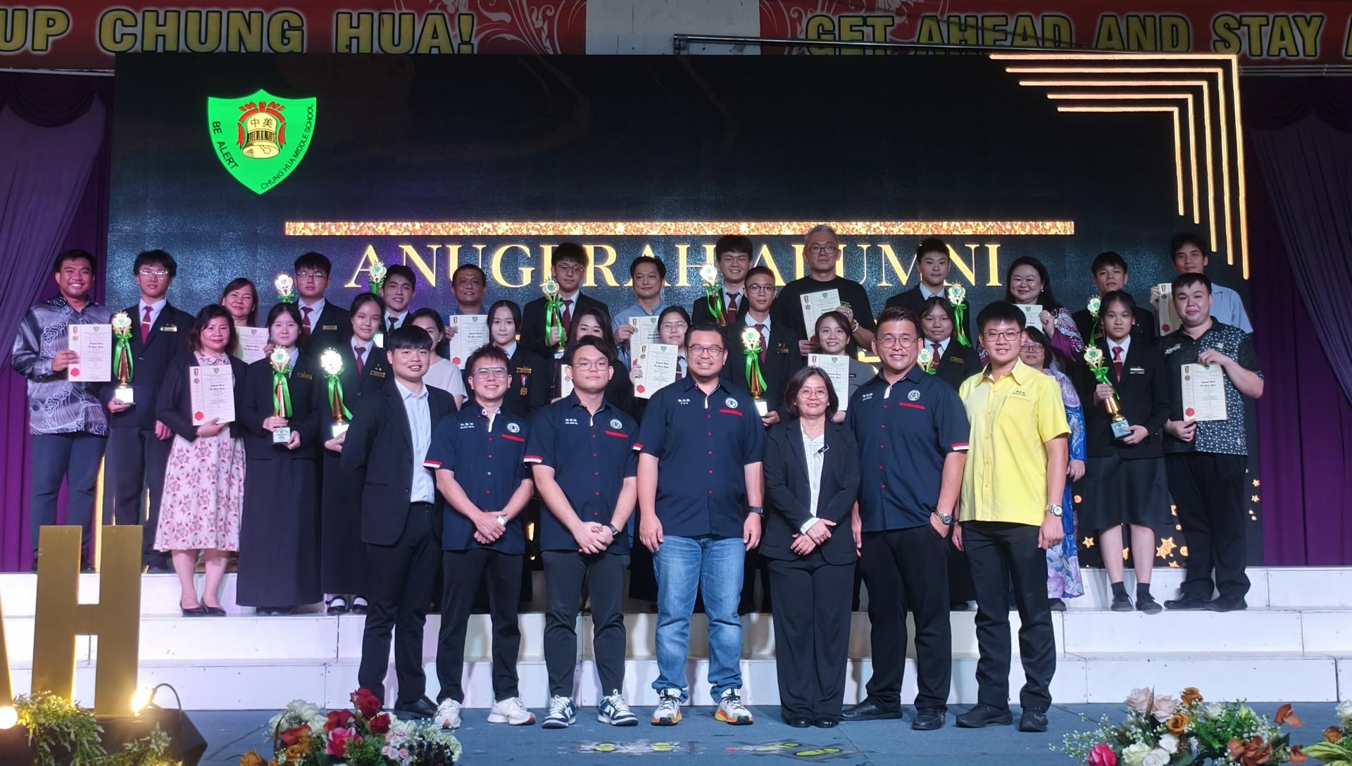 美中校友会卓越奖得主，与校长赖佳玲（右3）、校友会主席张元德（左4）及成员合影。