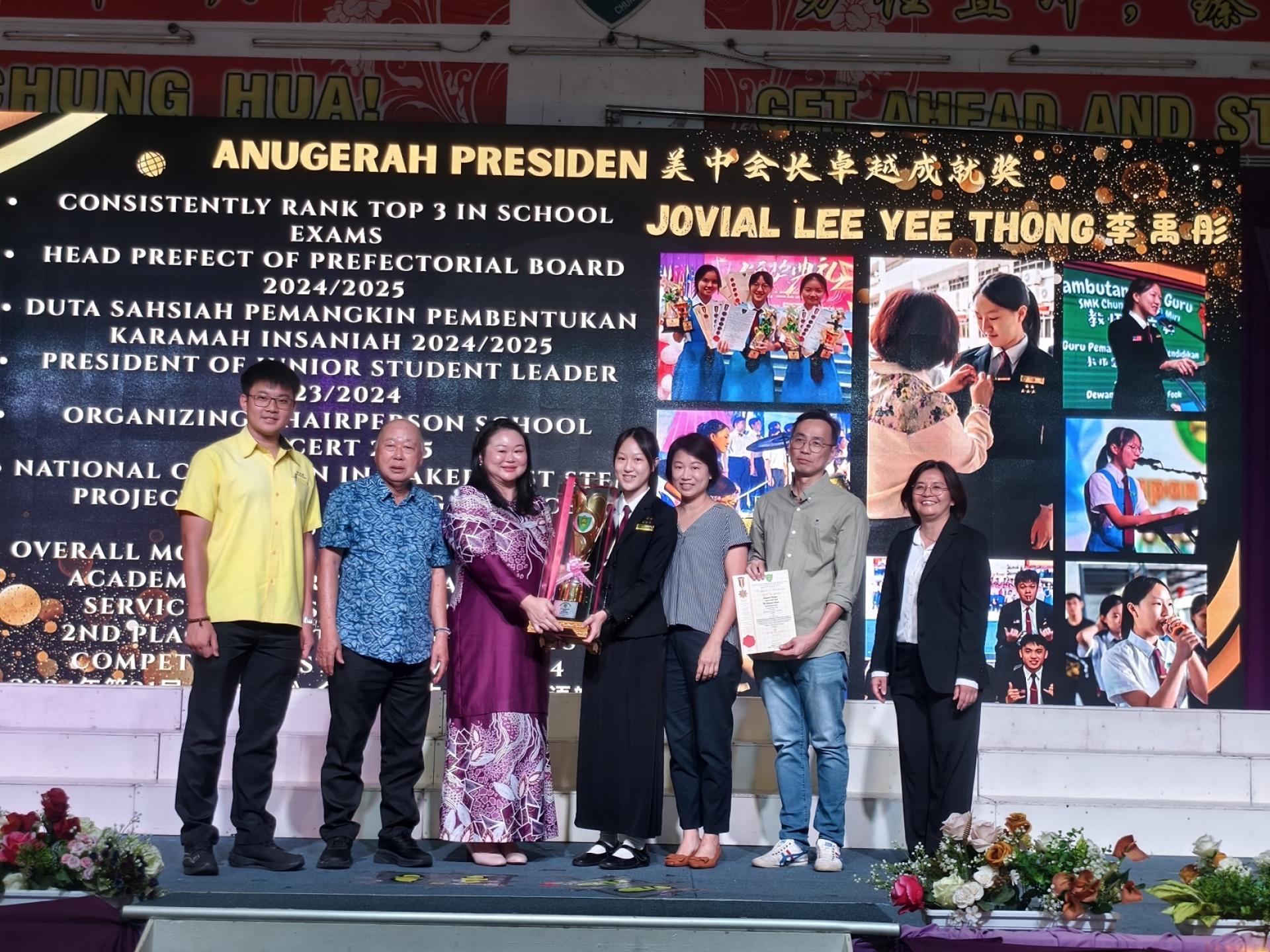 董事部秘书陈丽黛（左3）颁发美中会长卓越成就奖给李禹彤。左起为美中校董谢家洪，副董事长蔡明建及校长赖佳玲（右）。