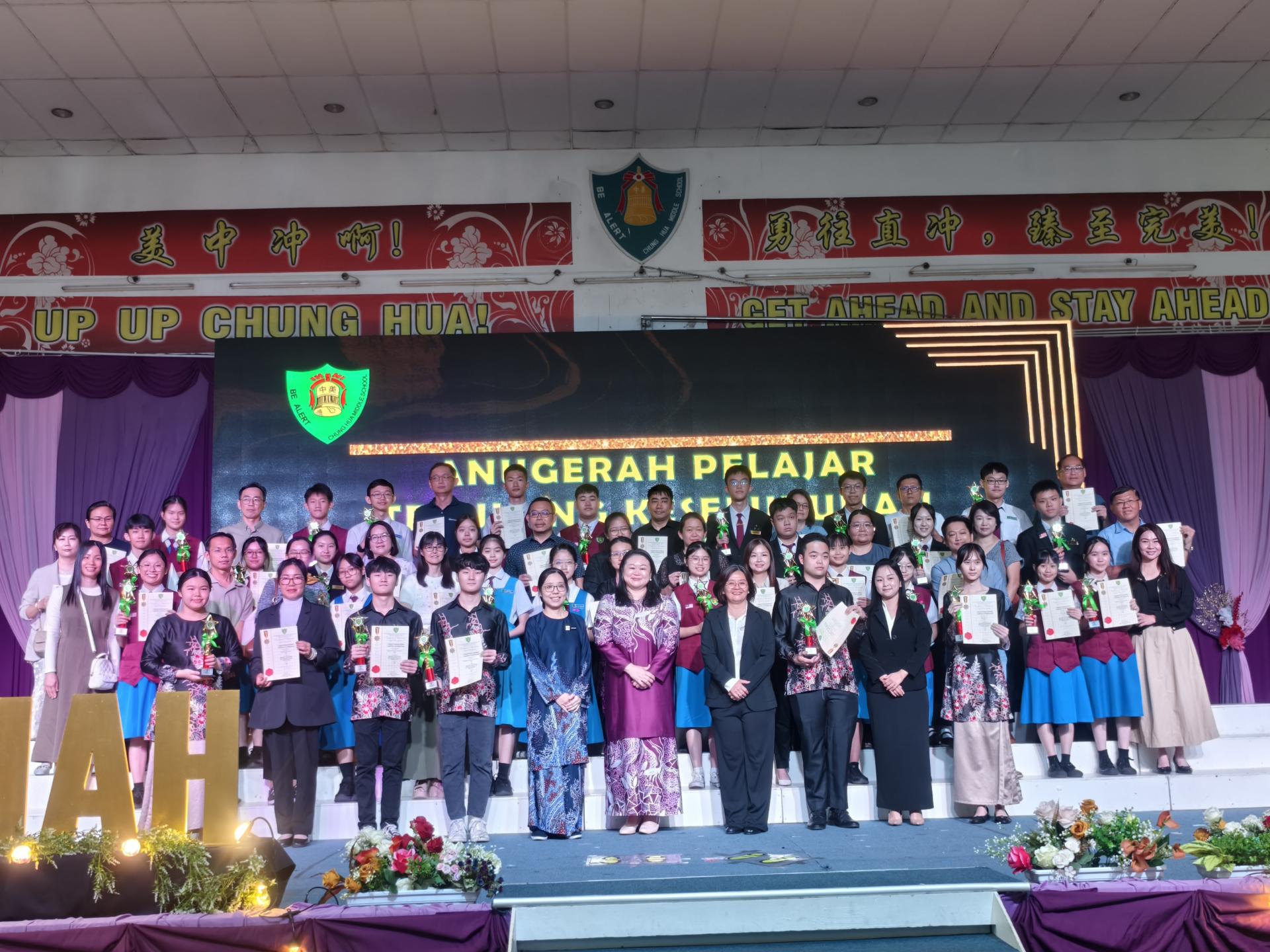 董事部秘书陈丽黛（左6）颁发“全方位杰出表现奖”予得奖学生及家长合影。