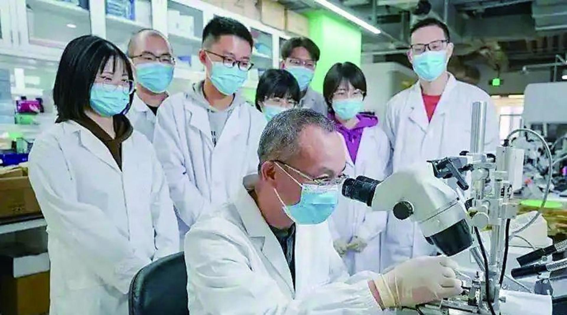 罗敏敏（前排坐者）在进行实验操作。