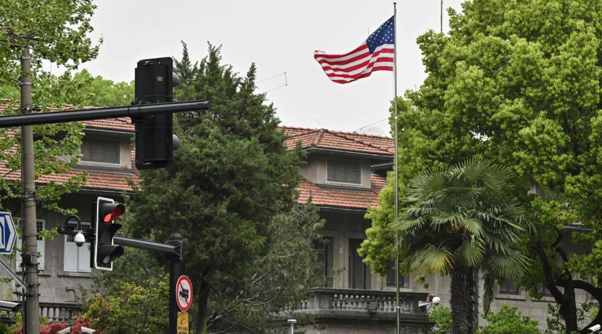 中国在锂电池、成熟制程晶片和制药原料等方面也有绝对优势，这些领域将是中国在贸易谈判时的筹码。图为美国驻上海总领事馆。
