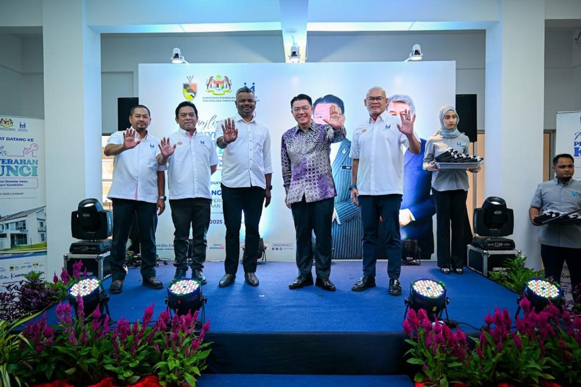 倪可敏（左4）宣布房政部推行“我的PR1MA房屋”活动，房价折扣高达25%助首购族实现买房梦。