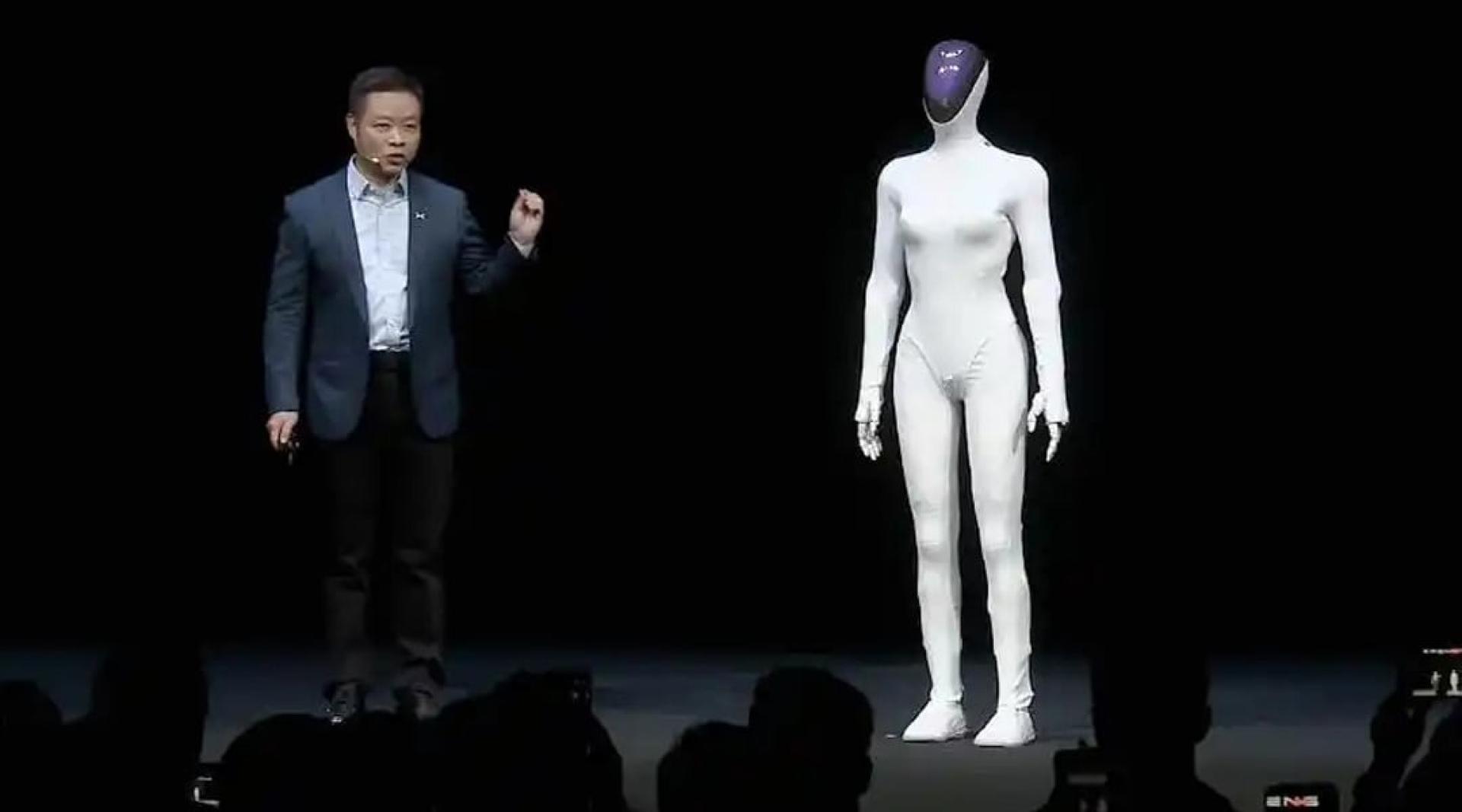 小鹏汽车董事长何小鹏（左）介绍女性人形机械人IRON（右）。