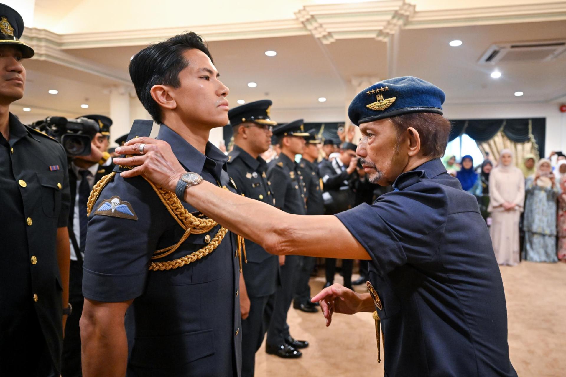 苏丹陛下颁赐中校徽章予马丁王子