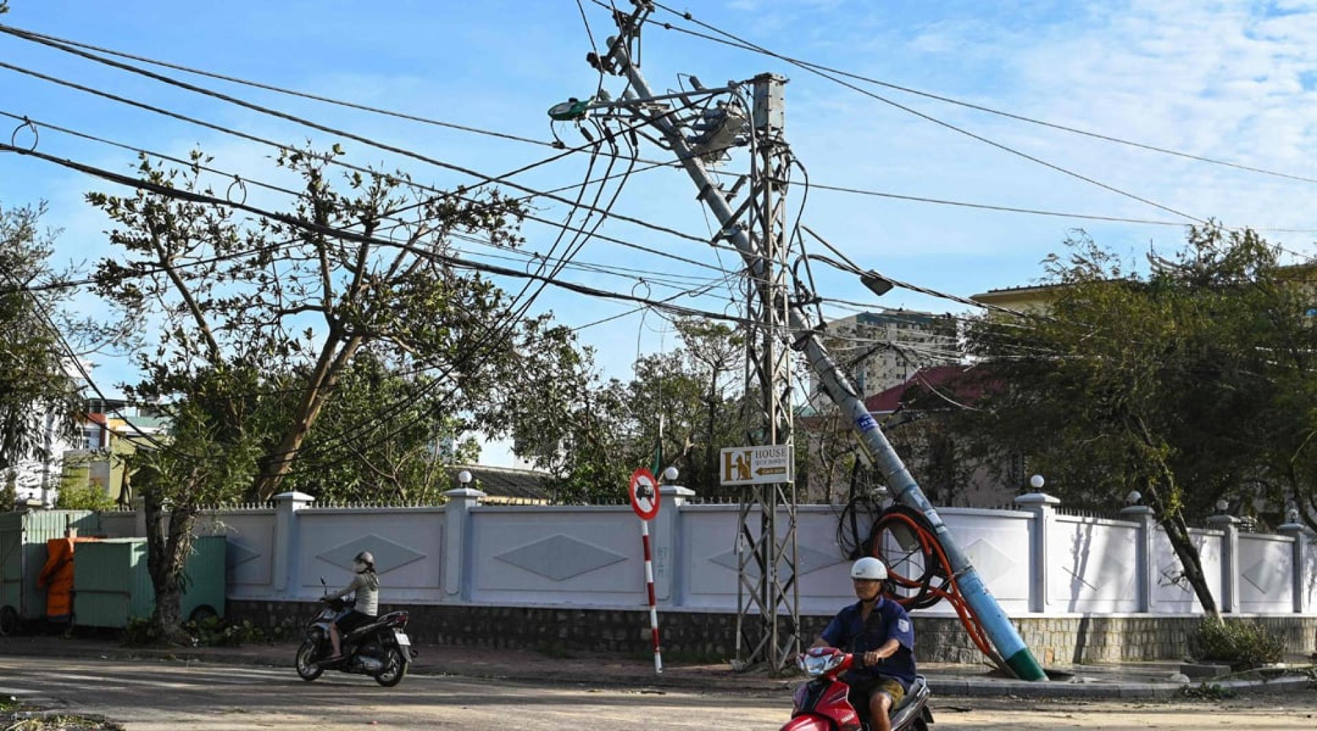台风破坏越南中部嘉莱省的设施。