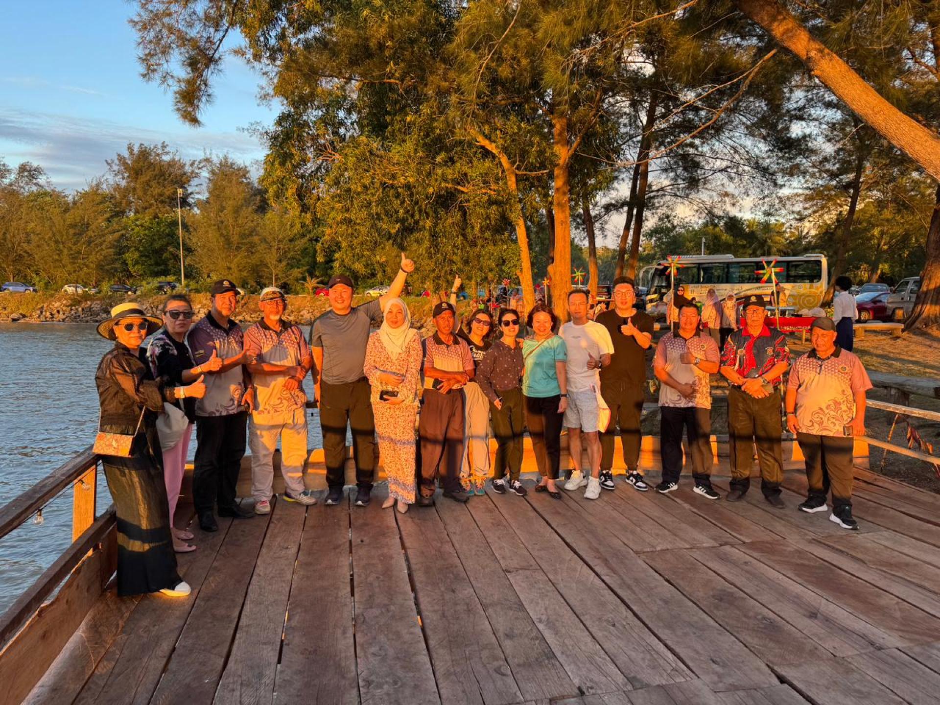 中国旅游考察团员合影