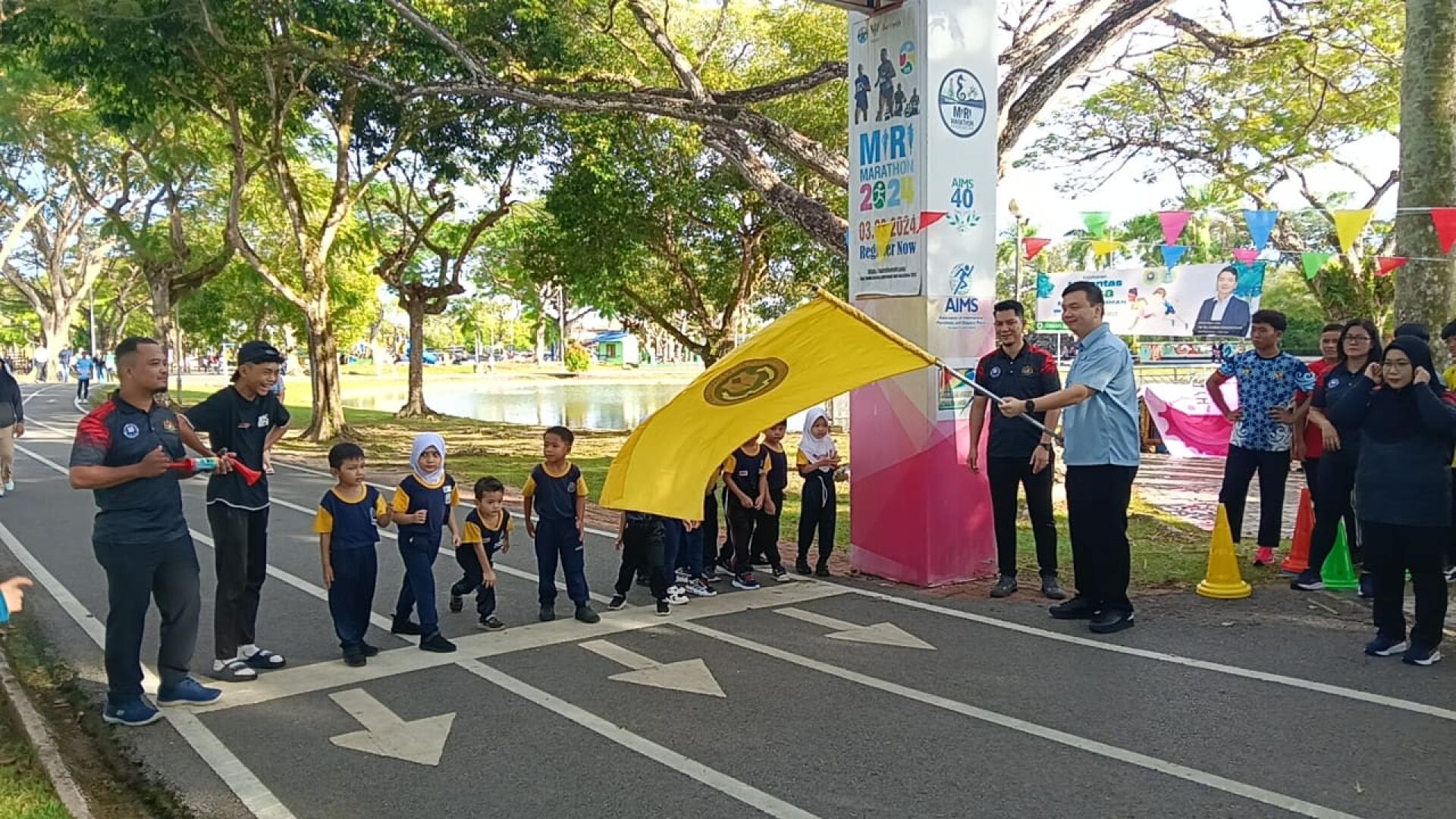 美里国会议员赵俊文为美里赛奥斯曼国小2025年度越野赛主持挥旗起跑仪式。