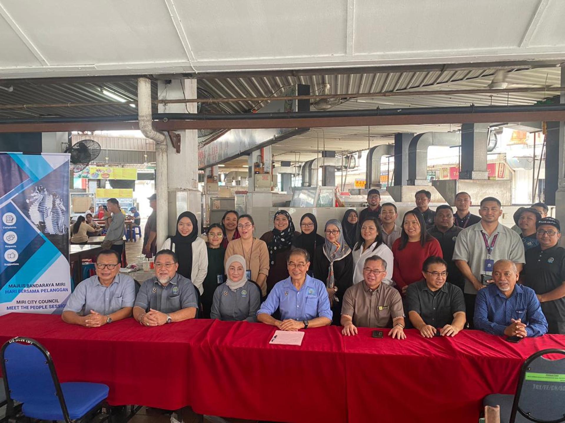 美里市政局今日在美里中央小贩中心举办会客日活动，众市议员于会客日合影。