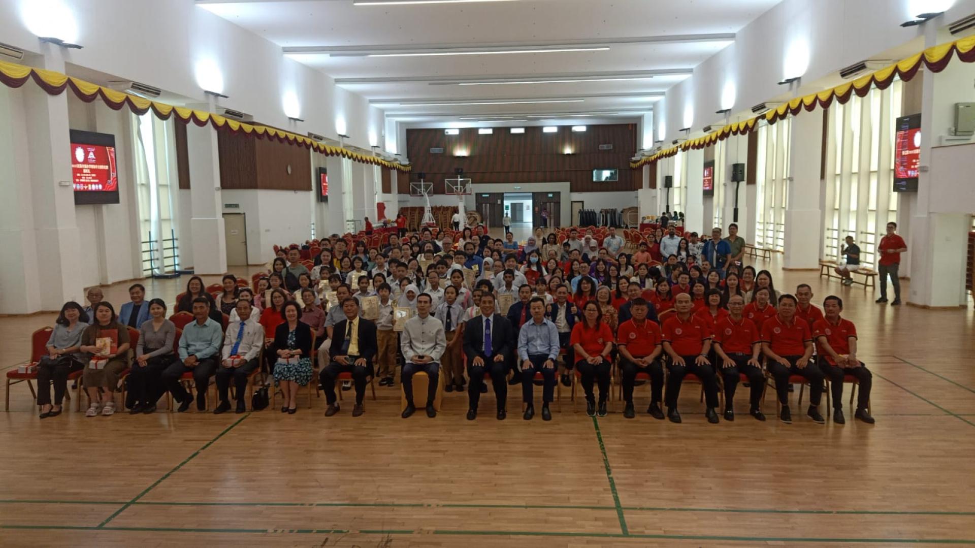 肖建国大使与出席者合影