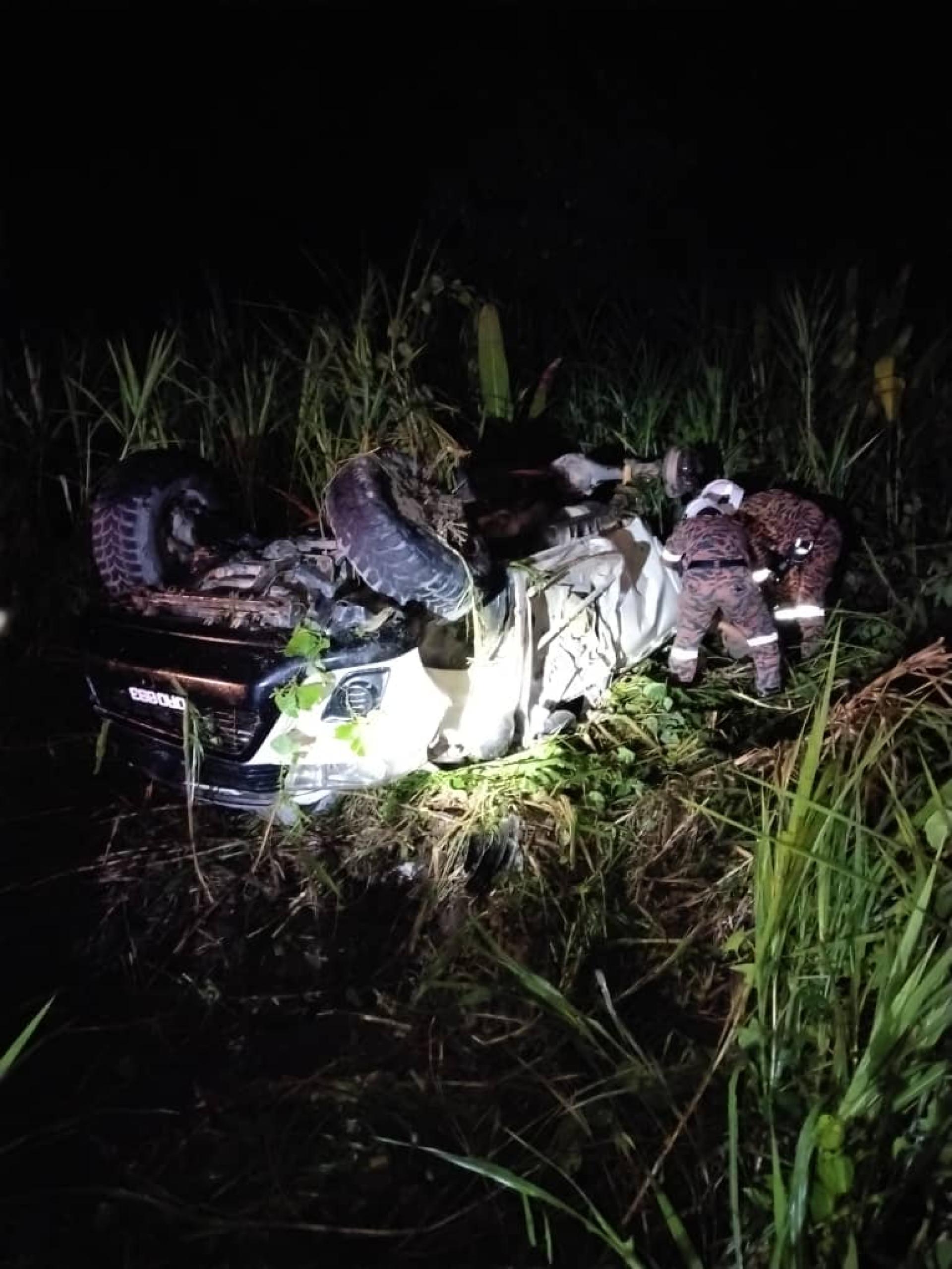 甘榜Pangi路段处理一起交通意外事故，一辆四轮驱动单座驾驶车失控翻入路旁约10公尺外，老越消拯局到现场展开拯救行动。