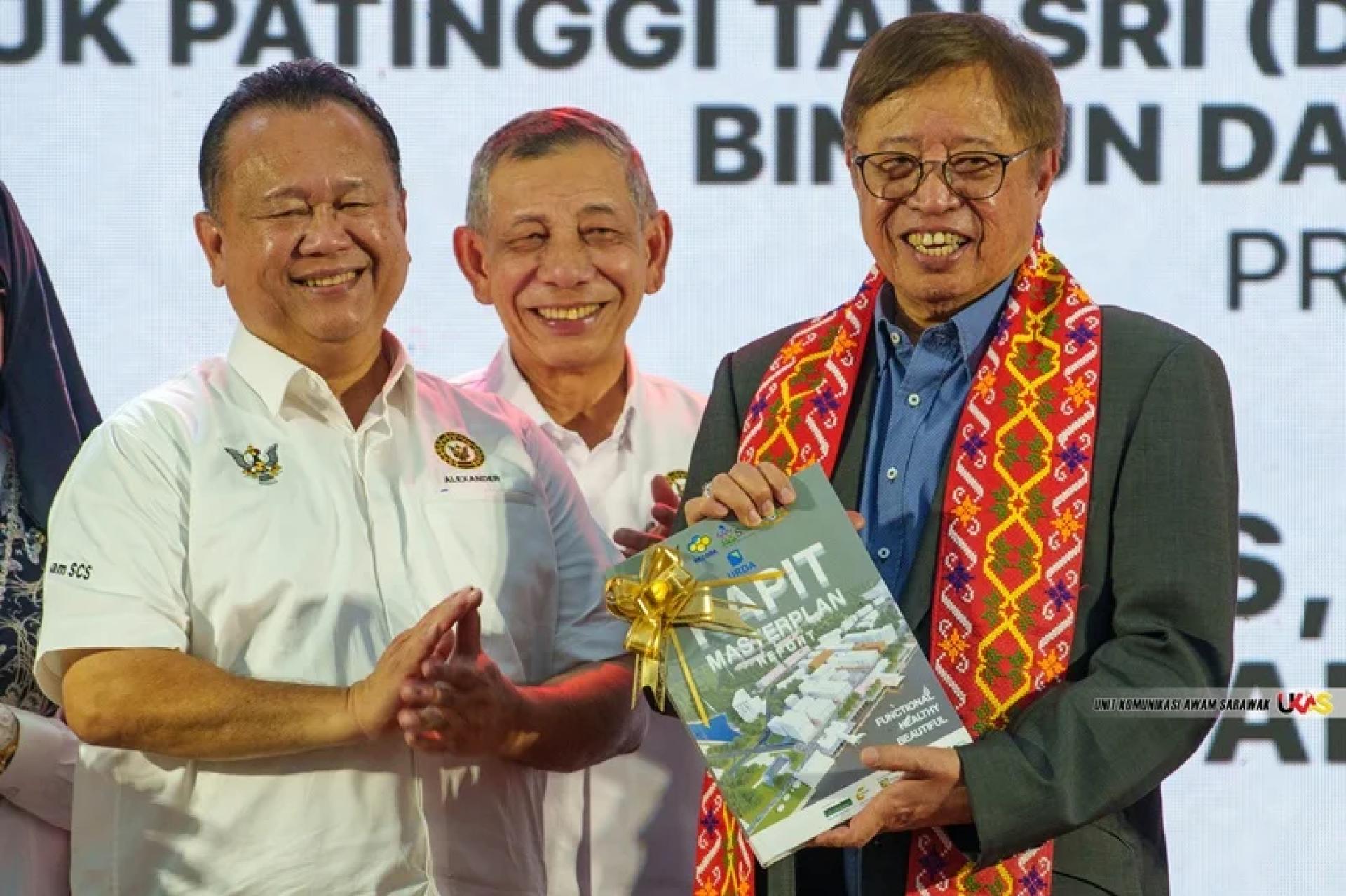 阿邦佐（右）接领由工程部长拿督斯里亚历山大南达林奇移交的《加帛总体规划》书籍。