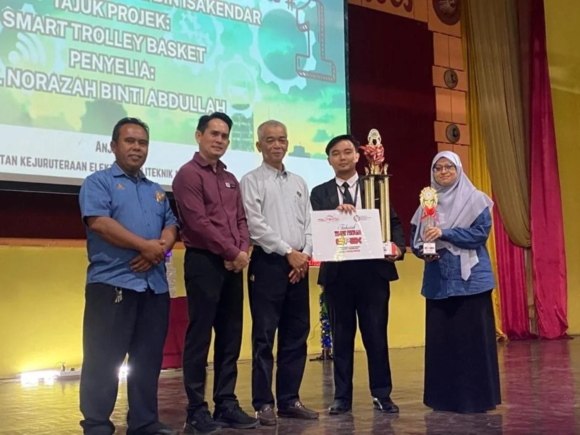 苏海里（左3）为电子项目展览会冠军颁奖，以示祝贺。