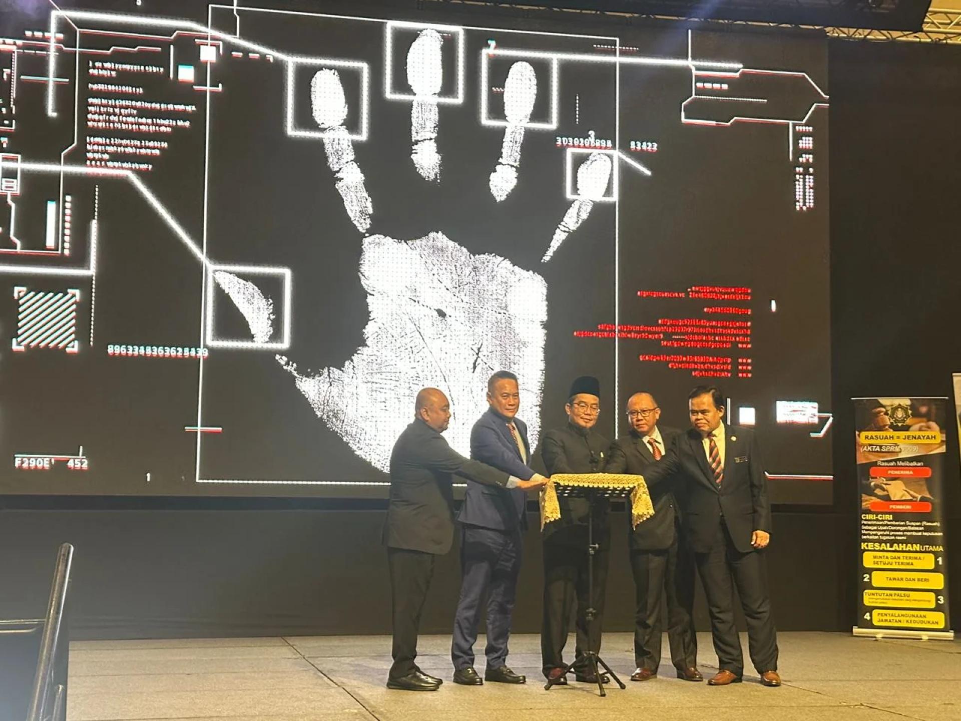 总理署（廉正与监察）副部长拿督祖安达查雅在古晋会展中心主持2025年砂州反贪日庆典。