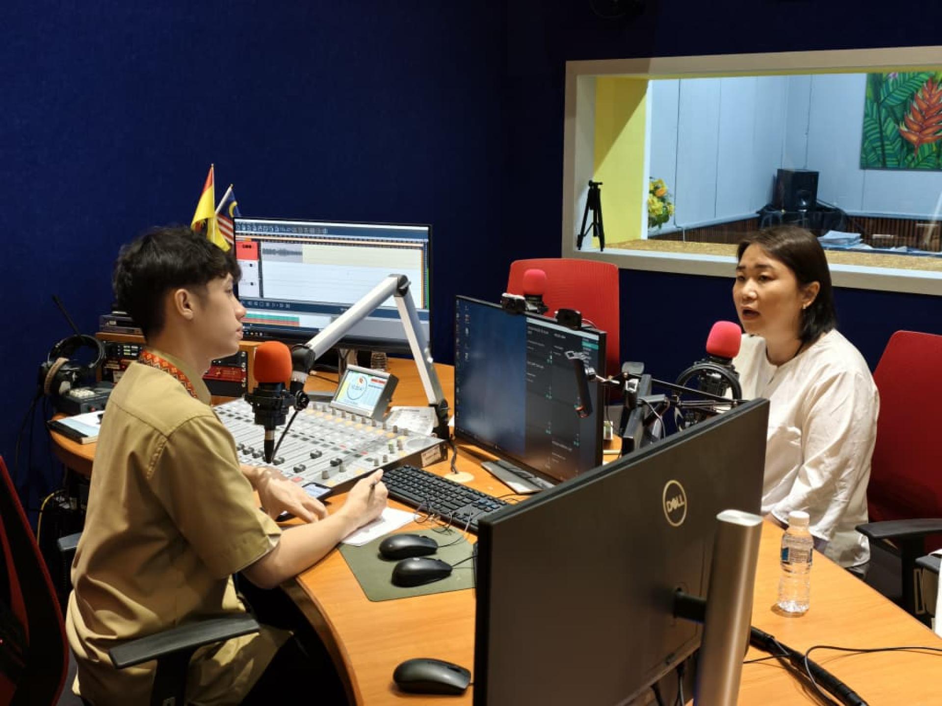 培中校长贝美娇（右）接受美里电台DJ 周靖（左）的专访时提及，孩子的行为往往是情绪与环境的反映。