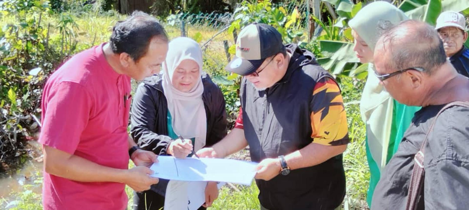 依斯干达周五巡视民都鲁乌鲁昔岸路峇雅村新建涵洞工程现场。