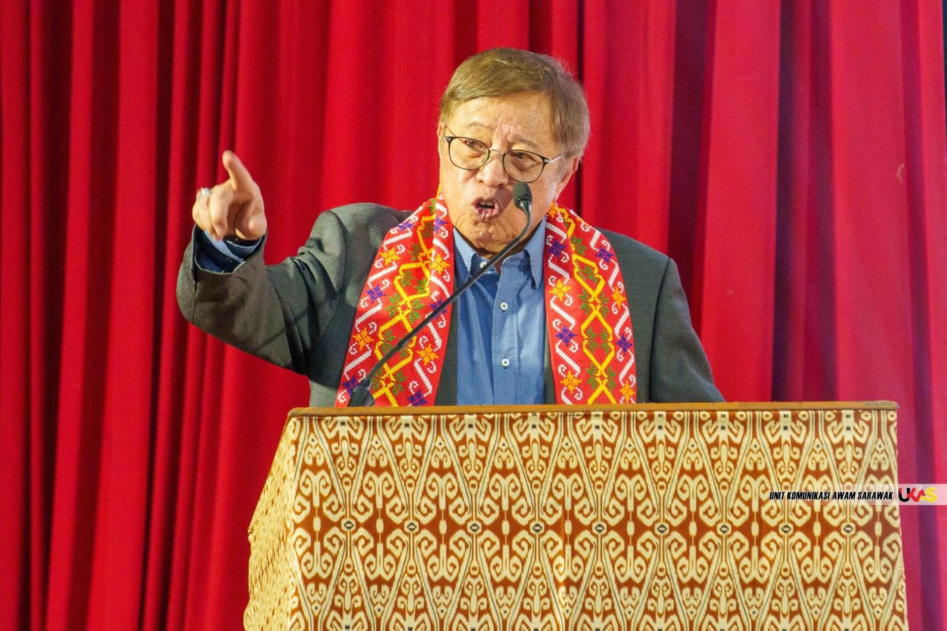 砂拉越总理拿督巴丁宜丹斯里阿邦佐哈里致辞时摄。