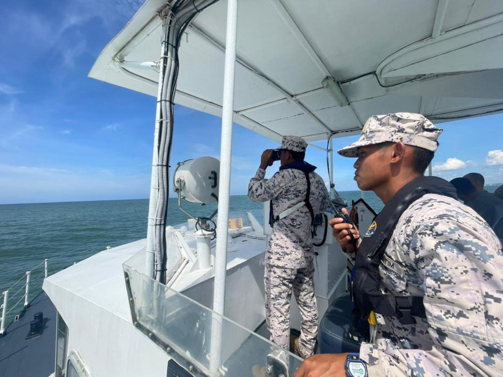 第二天的搜索范围扩大至35.28平方海里，动员多艘来自大马海事执法机构及警方的船只与设备参与。