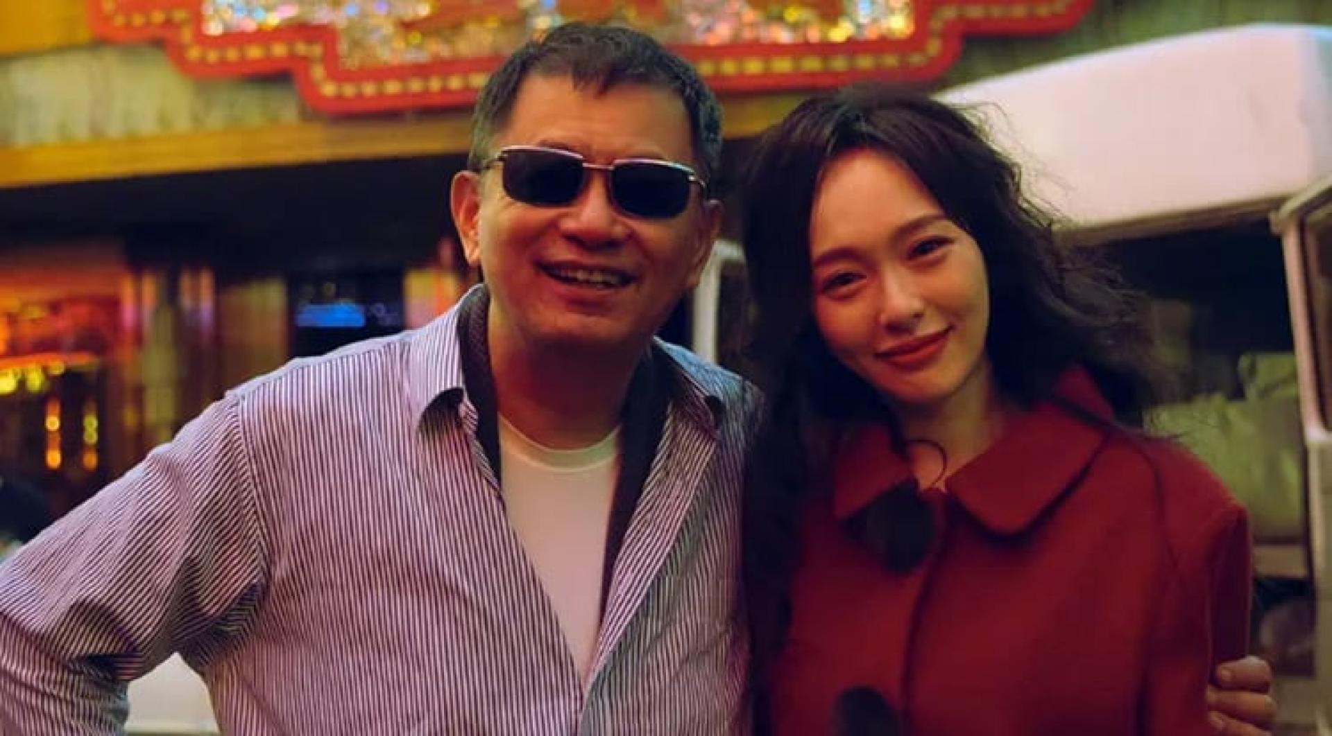 唐嫣（右）拍《繁花》时与导演王家卫合影。