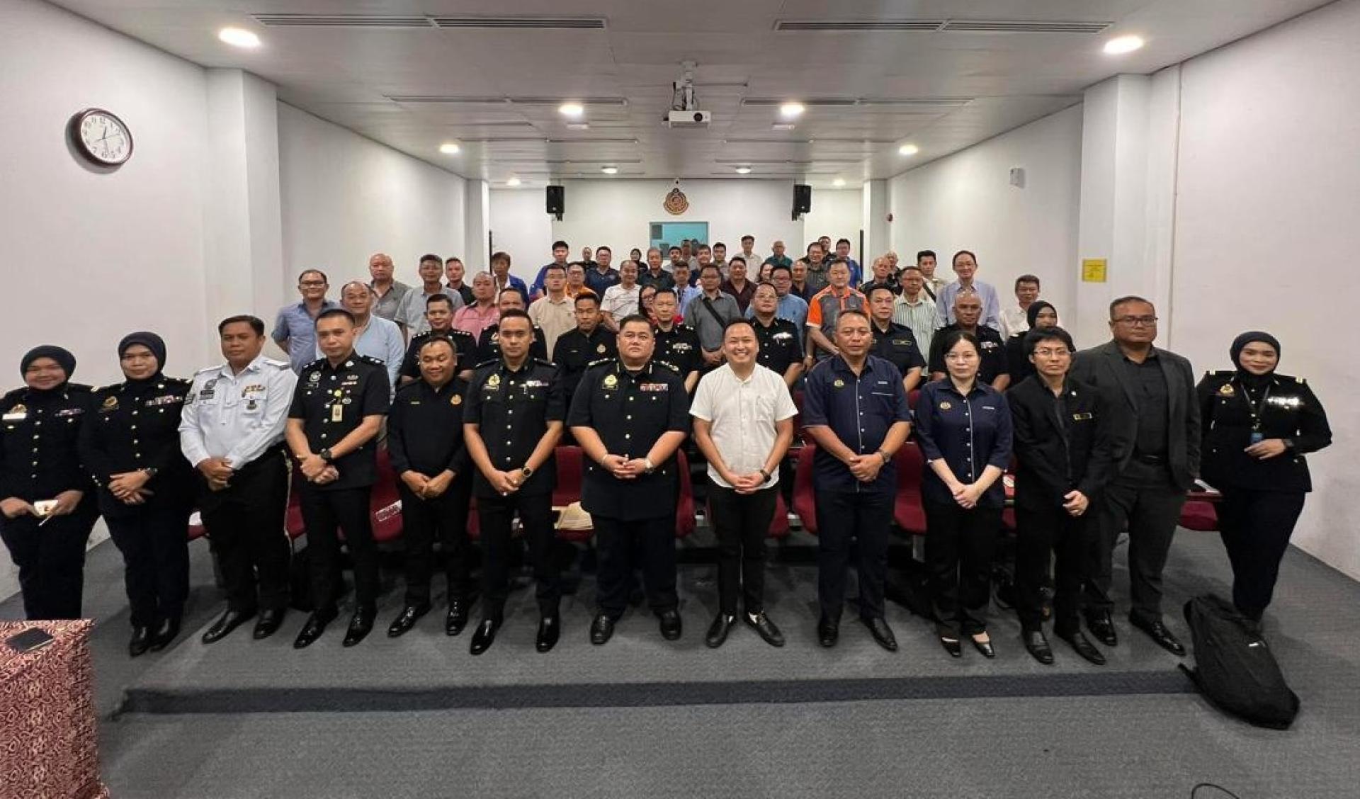 砂拉越罗厘运输总会代表较早前就多项课题亲临陆路交通局，和多个单位进行面对面交流。