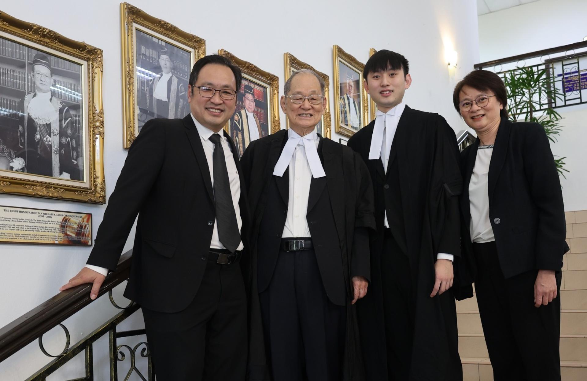 张健仁（左2起）、张守江及陈慧宝（右2）在仪式后，在法庭大厅庆祝张翰贤（右2）正式取得执业律师资格的纪念时刻。