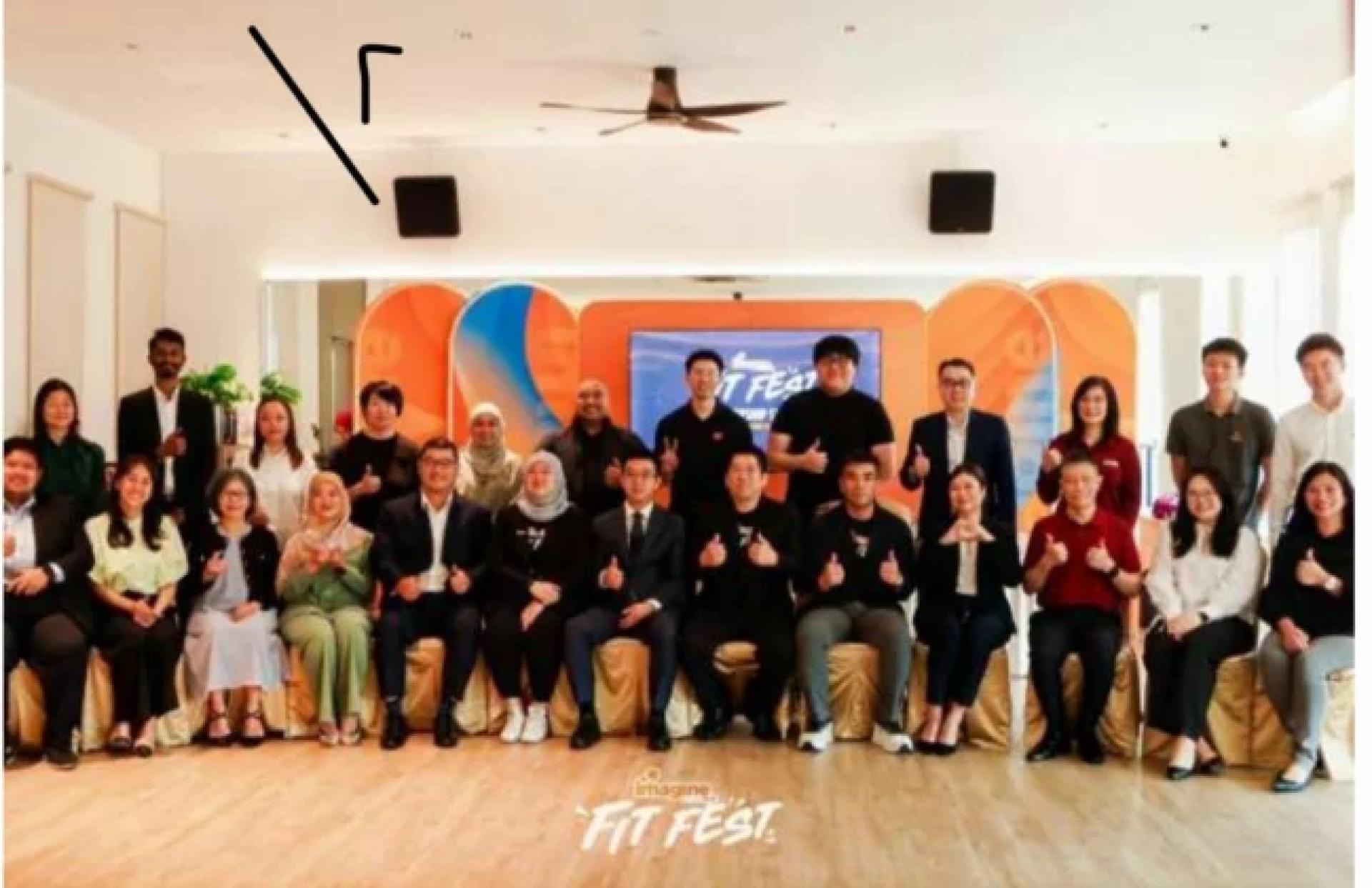 全体合影于仪式上。