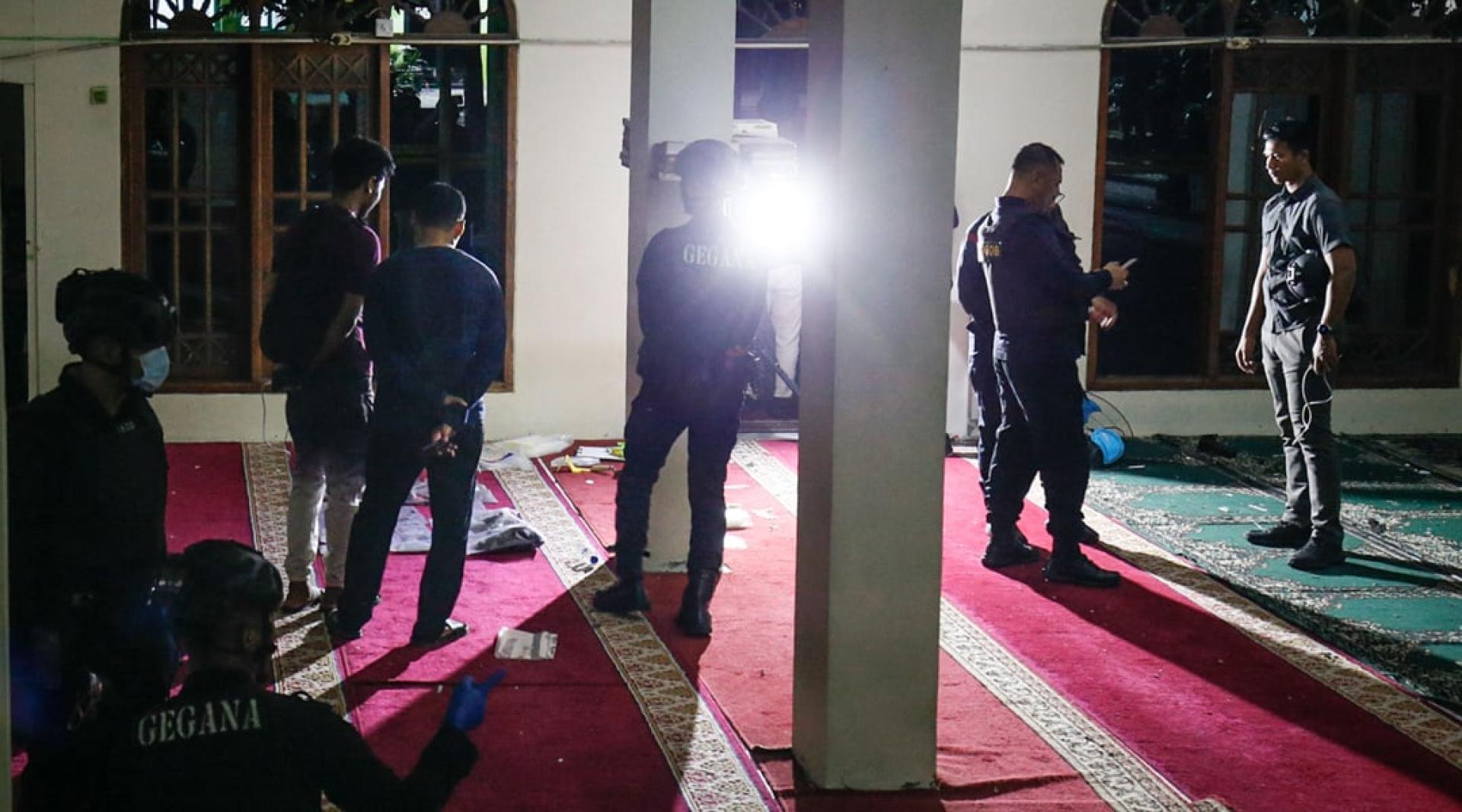 警方在案发现场调查。