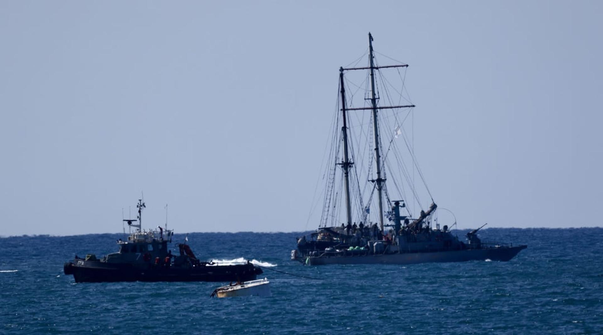 10月2日，在以色列南部阿什杜德港附近，“全球坚韧船队”船只被拖向港口。（图：新华社）