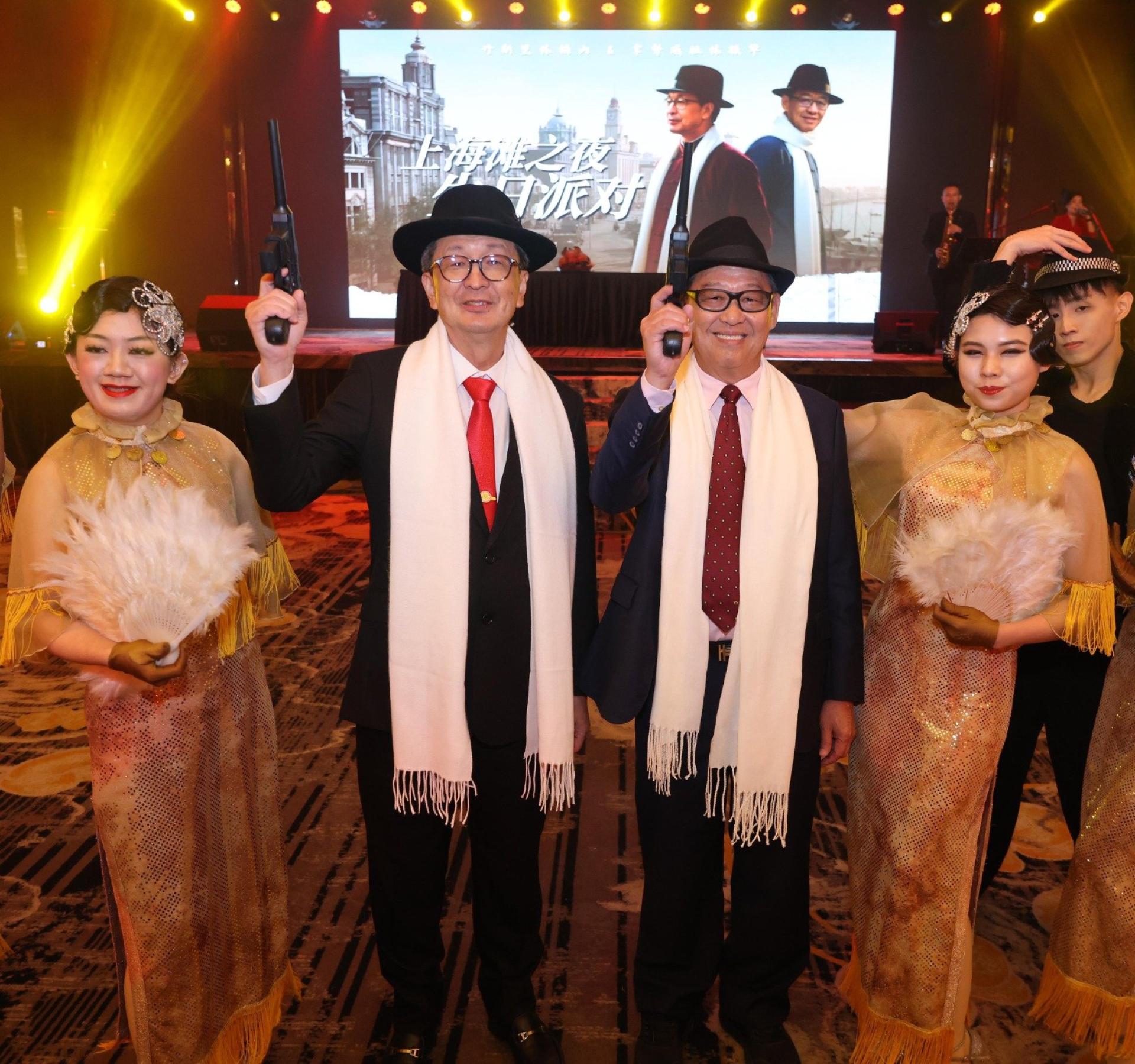 林福山（左2起）与林振华，周五晚联合举办主题为《上海滩之夜》的庆生宴。