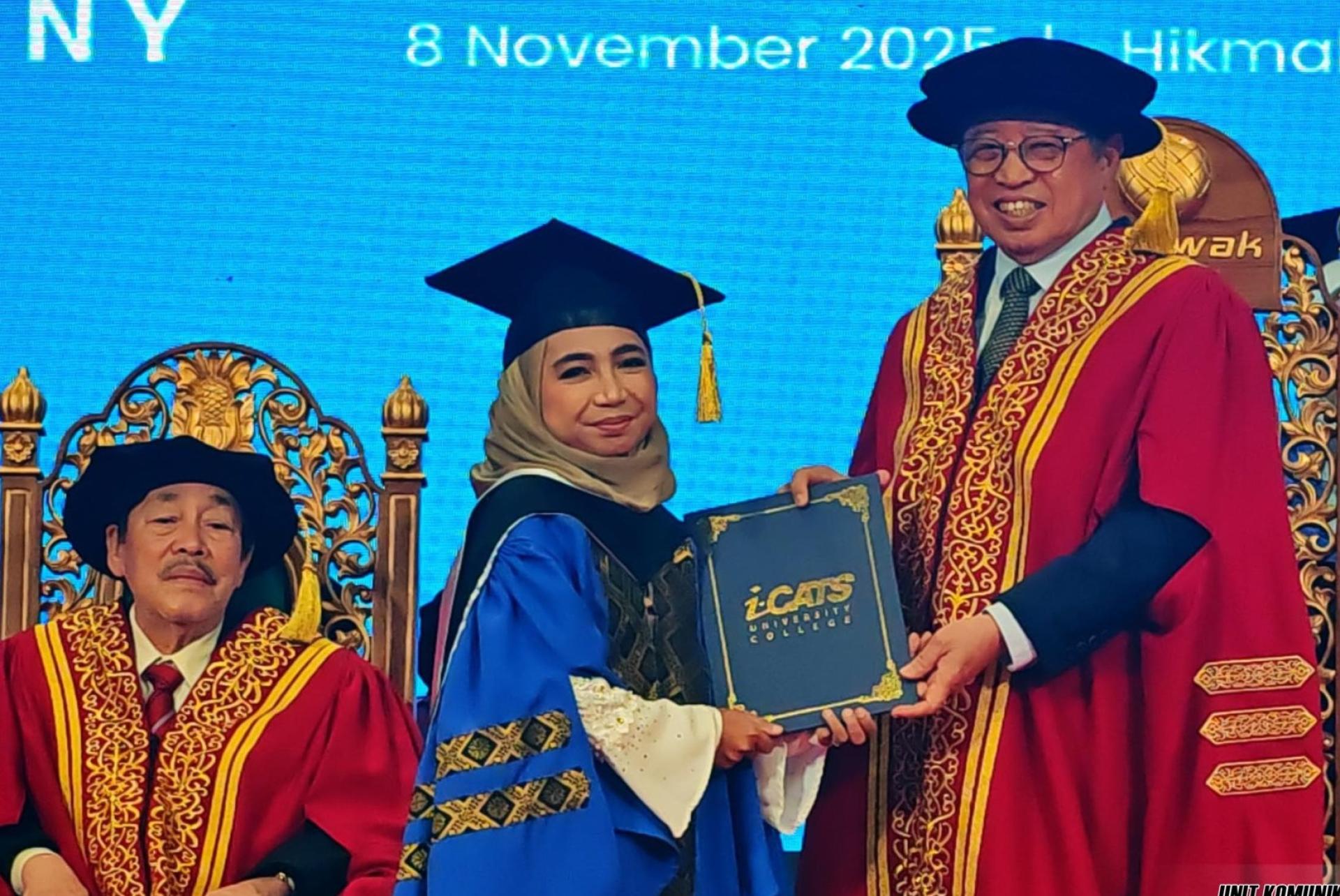 砂总理兼i-CATS大学学院院长拿督巴丁宜丹斯里阿邦佐哈里颁发毕业证书给其中一名学子。