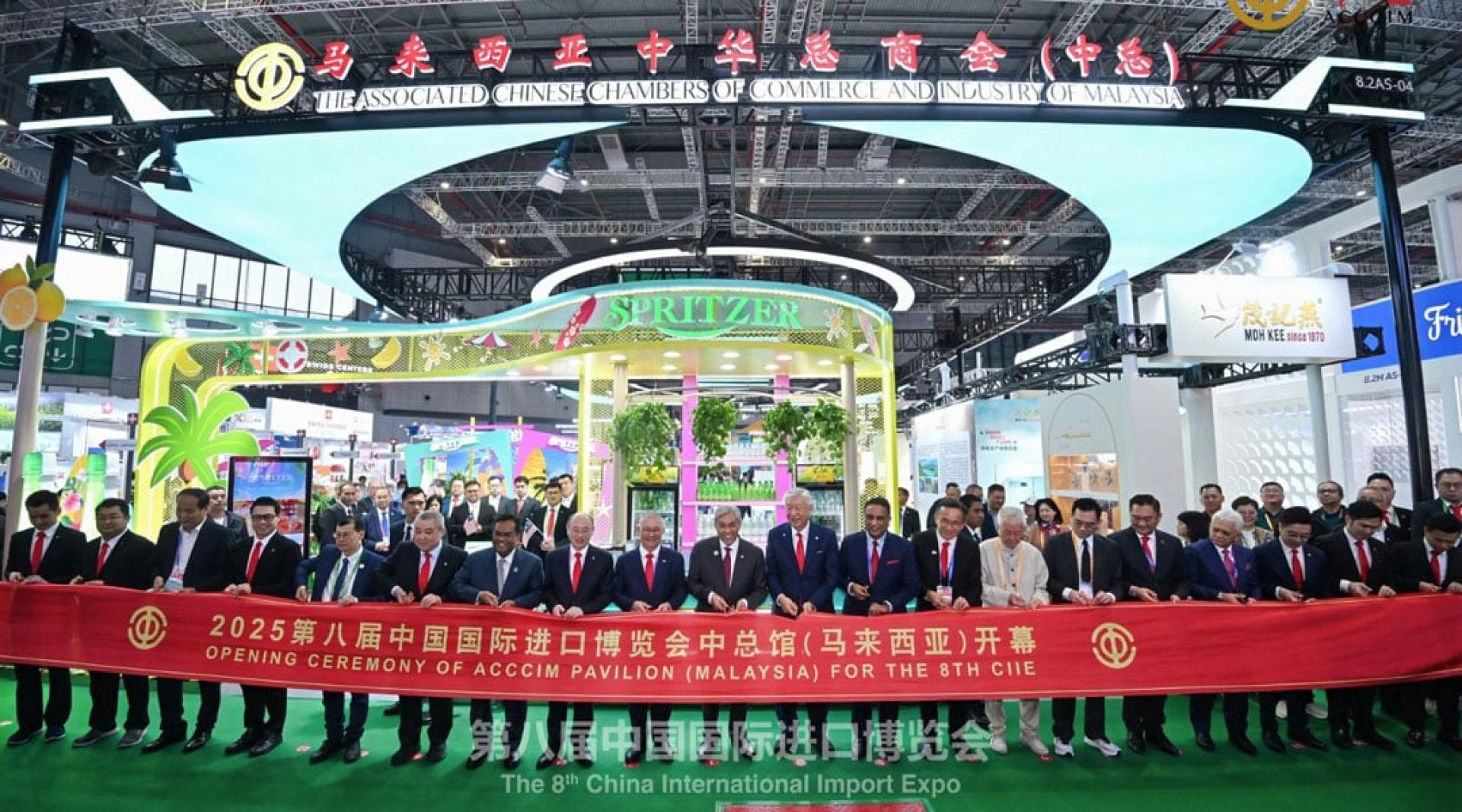 阿末扎希（左10）为中总馆（马来西亚）主持开幕。左起张维立、杨敦竞、郑瑞锦、李烔良、罗维坚、陈镇明、诺曼莫哈、赖君杰、吕海庭、卢成全、理查马力肯、戴良麟、林国汶、林胜利、林振辉、莫哈末慕斯达法、丘泉裕、胡文泰及曾德利。