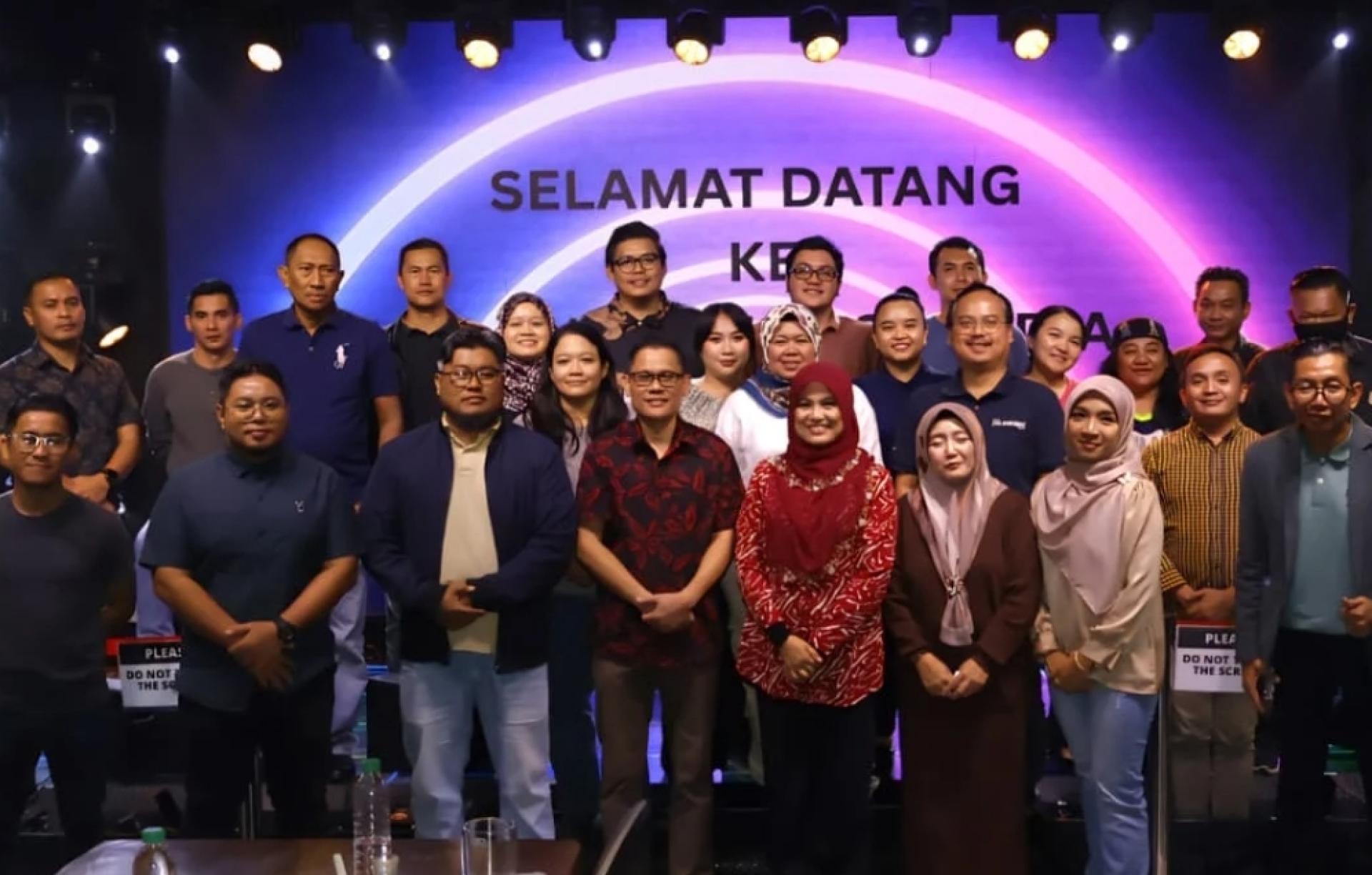 国家反毒机构砂分局主任哈梅迪（前左4）与出席者合影。