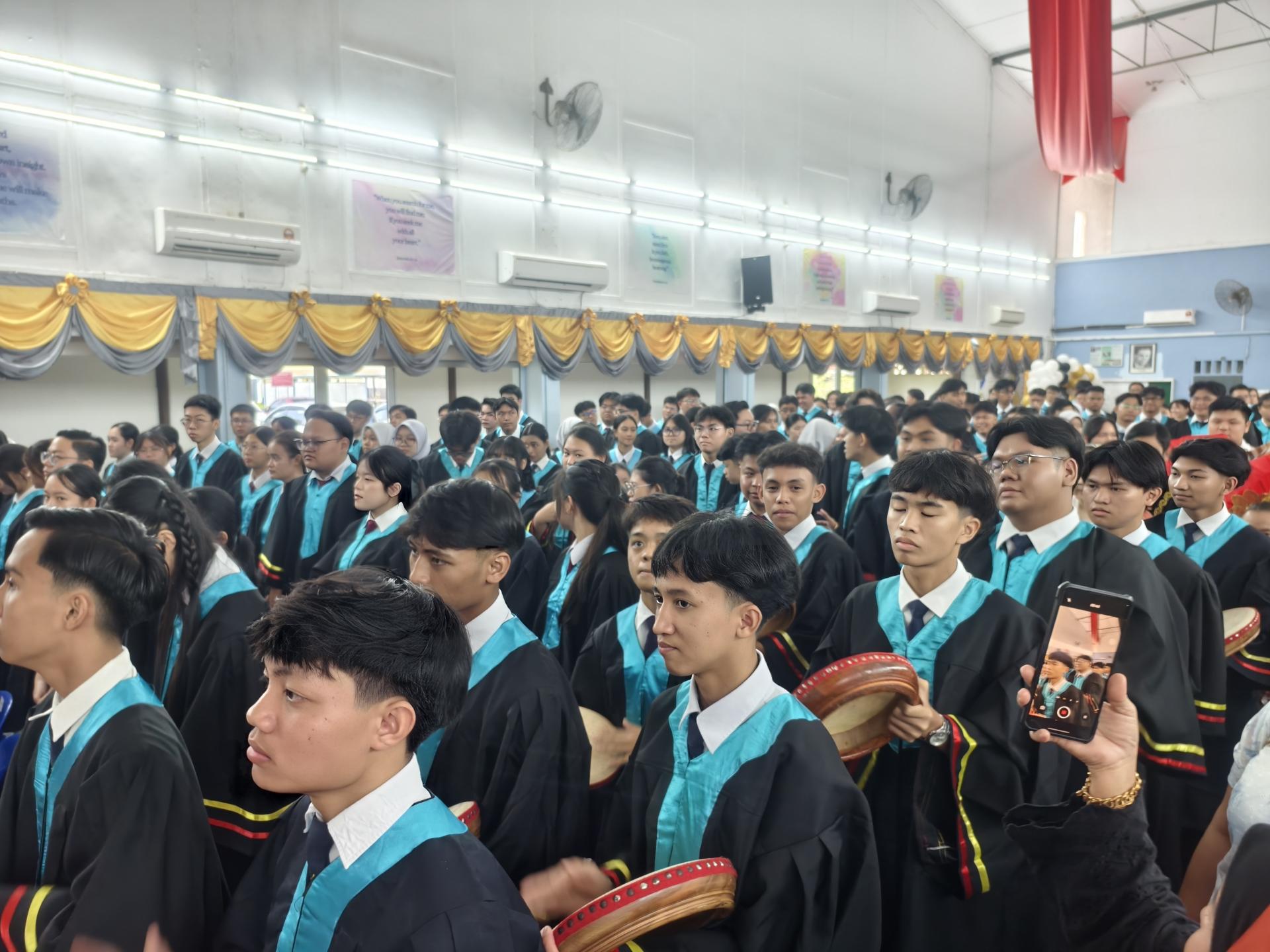 美里圣约瑟中学礼堂举行的2025年度中五毕业暨优秀生颁奖典礼。