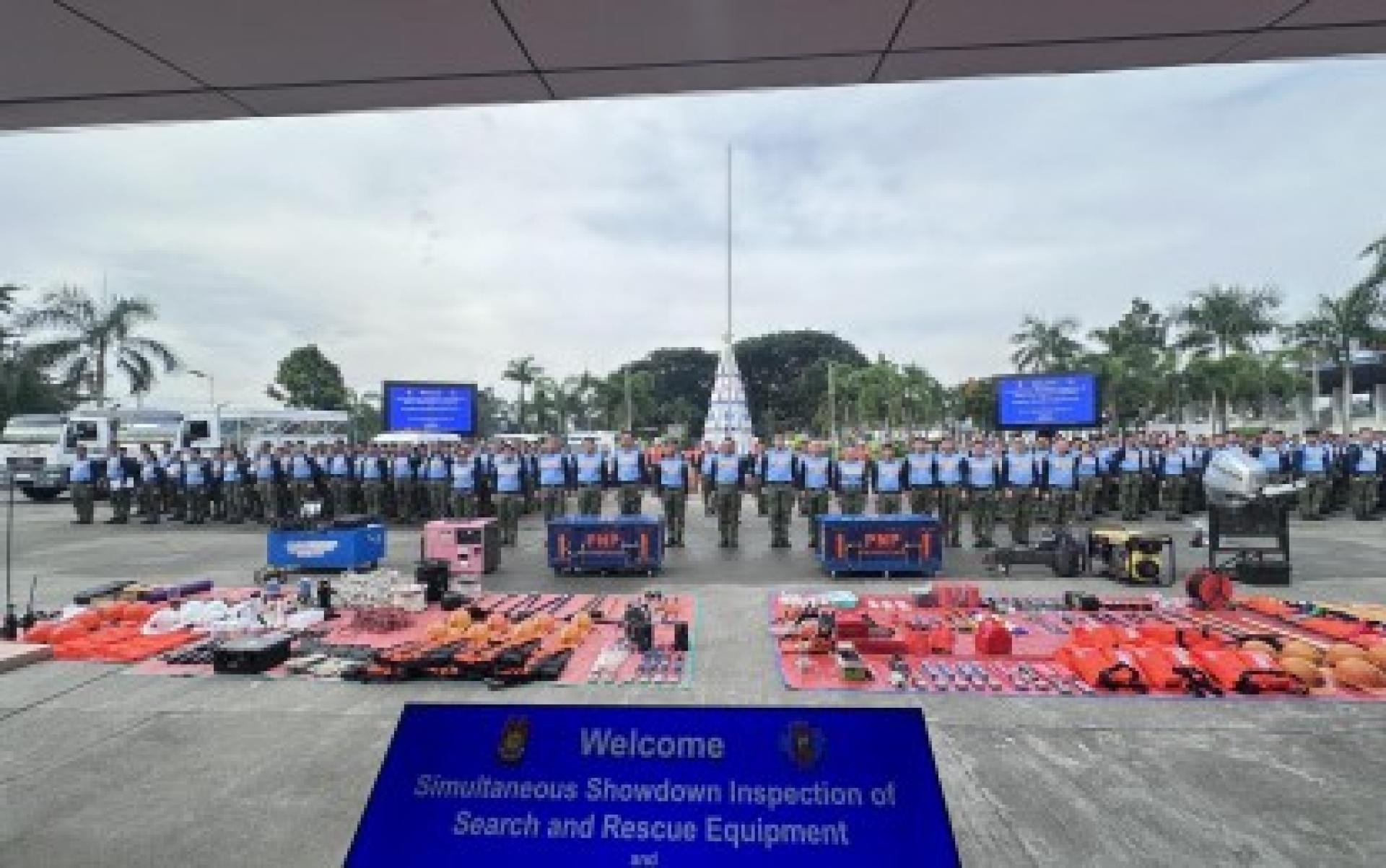 中吕宋警察区域办公室在周六于班潘加奥利瓦斯营地举行装备检查，警区长罗赫里奥·佩尼奥内斯少将带领团队展示各类灾害应对装备，以确保台风来袭时随时可用。