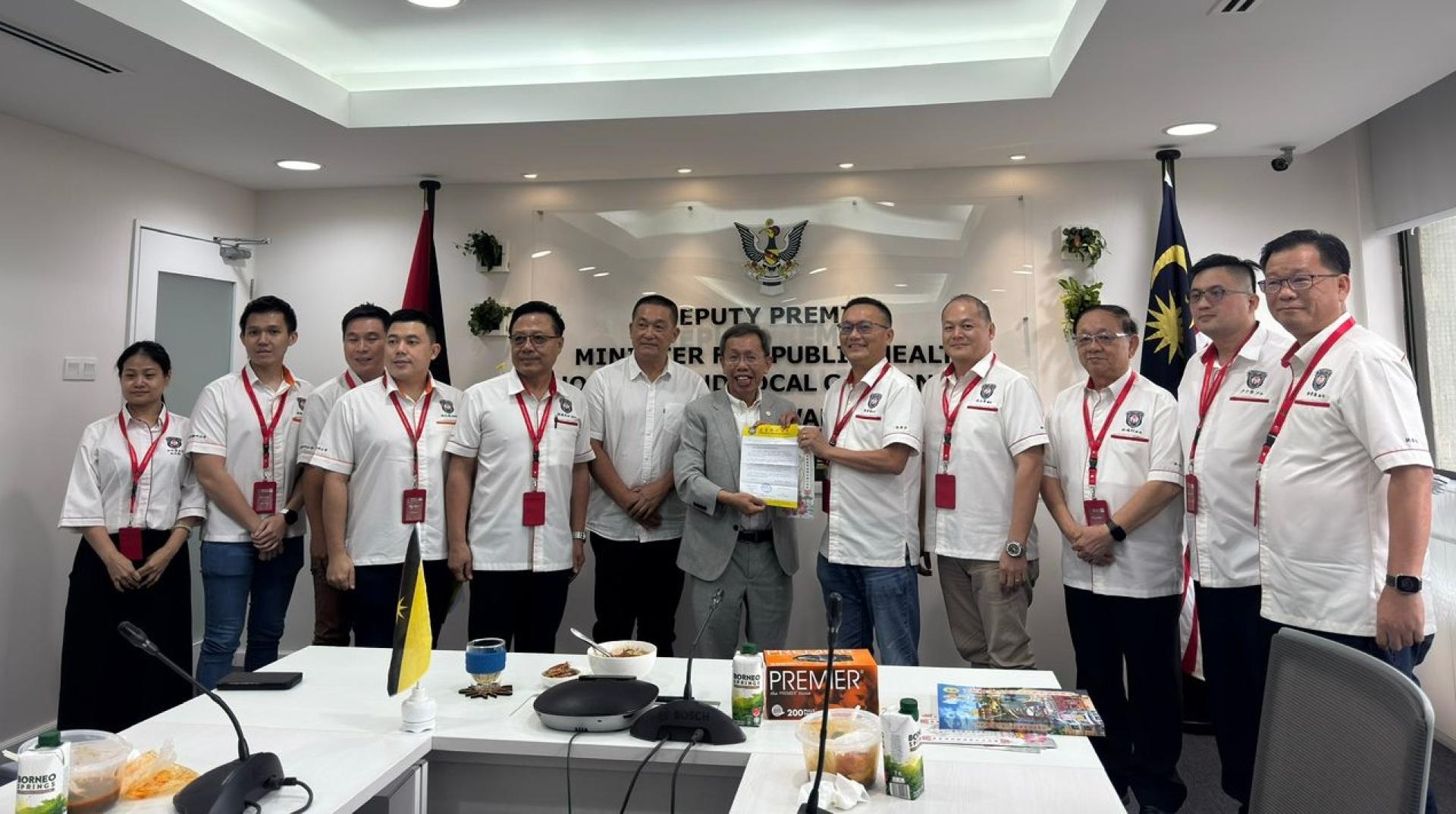 古晋潮州公会会长兼乙巳年“冬祭追思普渡法会”大会主席陈家福（右5）与普渡法会筹委会主席沈士富（右4）联同筹委会部分成员礼貌拜会砂副总理拿督阿玛沈桂贤医生（右6）及呈交邀请函。左六为巴都林当区立法议员兼该会名誉会长施志豪。