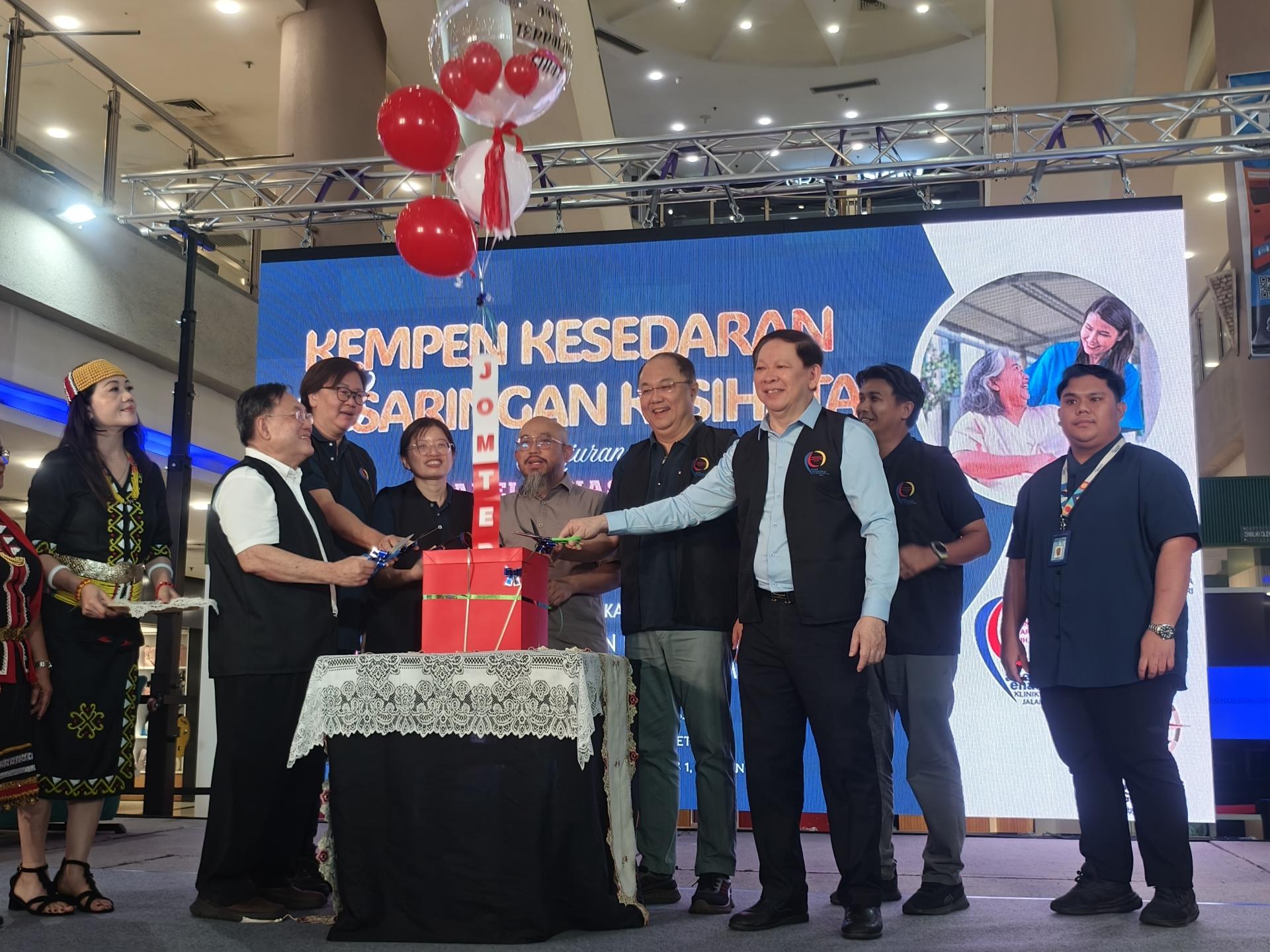 主宾兼副美里市长阿里芬（左4）为“让我们变得健康起来”健康检查与意识提升活动主持开幕仪式。