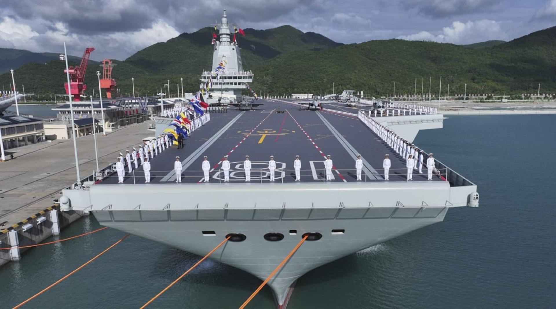 福建舰是中国第一艘电磁弹射型航空母舰，也是中国第三艘航空母舰。（图：新华社）