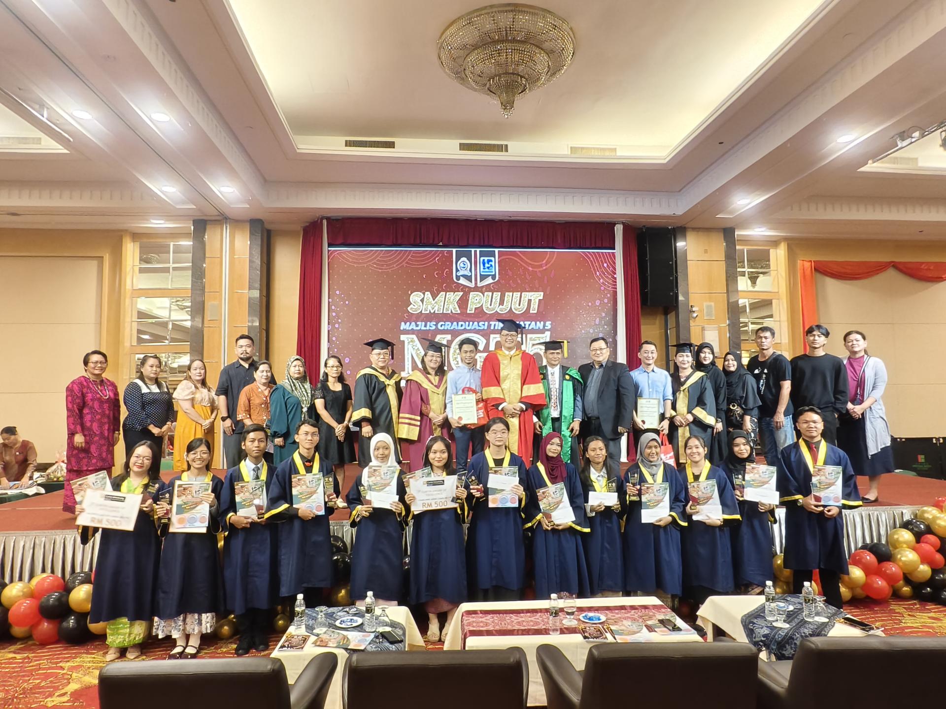 奖励金获奖者和家长，与主宾砂拉越交通部长拿督斯里李景胜的代表彭小菶（后排右10）、支持大学院校、私人企业单位代表、校长苏燕章（后排左9）、副校长等合影。