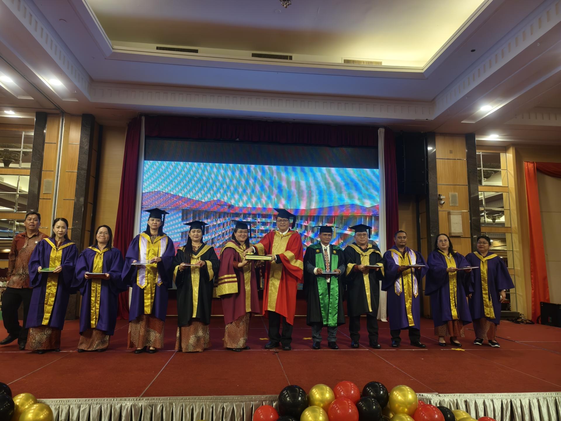 主宾砂拉越交通部长拿督斯里李景胜的代表彭小菶（右6）在校长苏燕章（左6）等陪同下，为埔奕国中2025年度第14届中五毕业暨颁奖典礼主持开幕仪式。