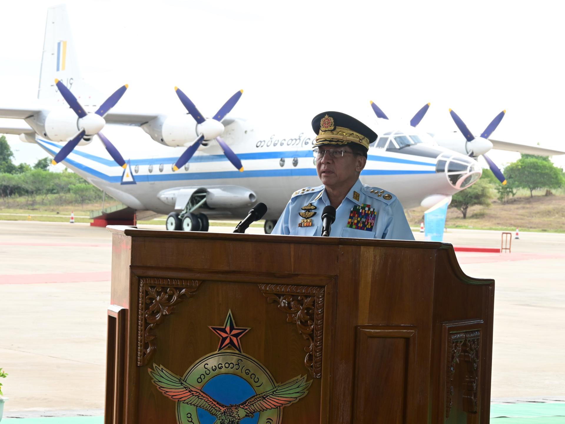 缅甸高级将领敏昂莱上将在新型飞机及直升机服役仪式上讲话。