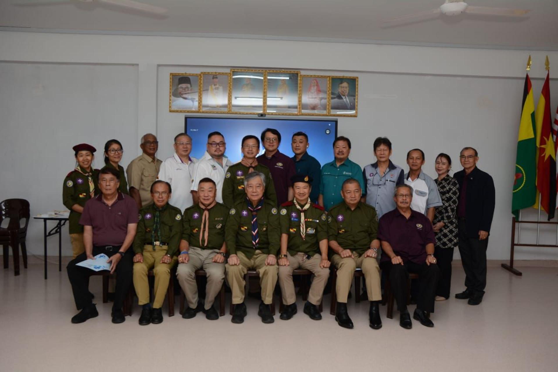 (坐者右3) 砂拉越童军基金会主席李增泉，(右4) 蔡美星及全体出席者合影。