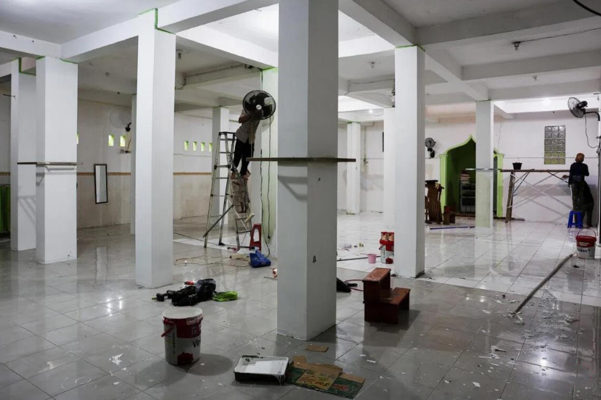 工作人员星期六（11月8日）在警察完成搜证后，开始清理和修复发生爆炸案的学校回教堂。