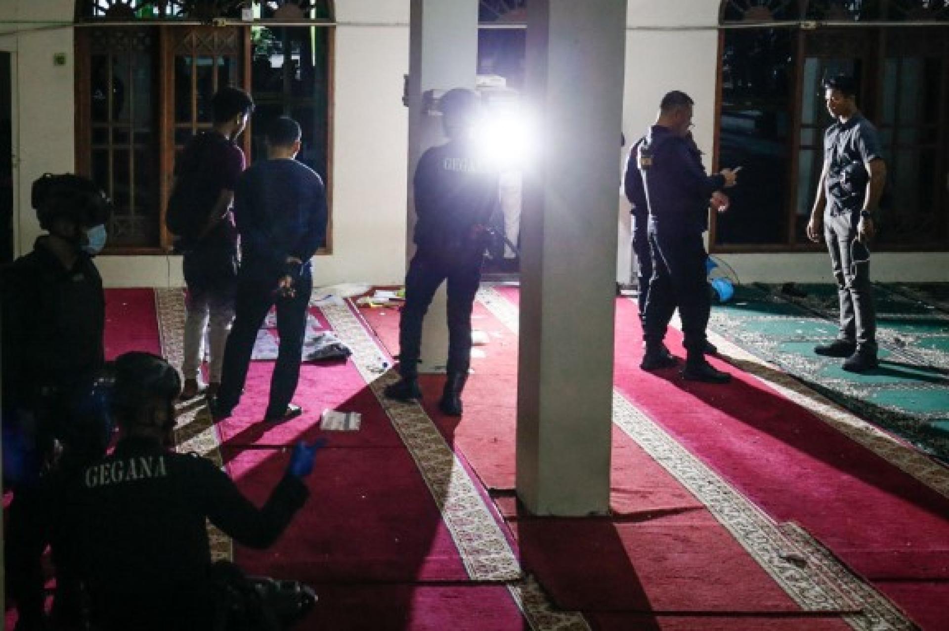 警方在案发现场调查。