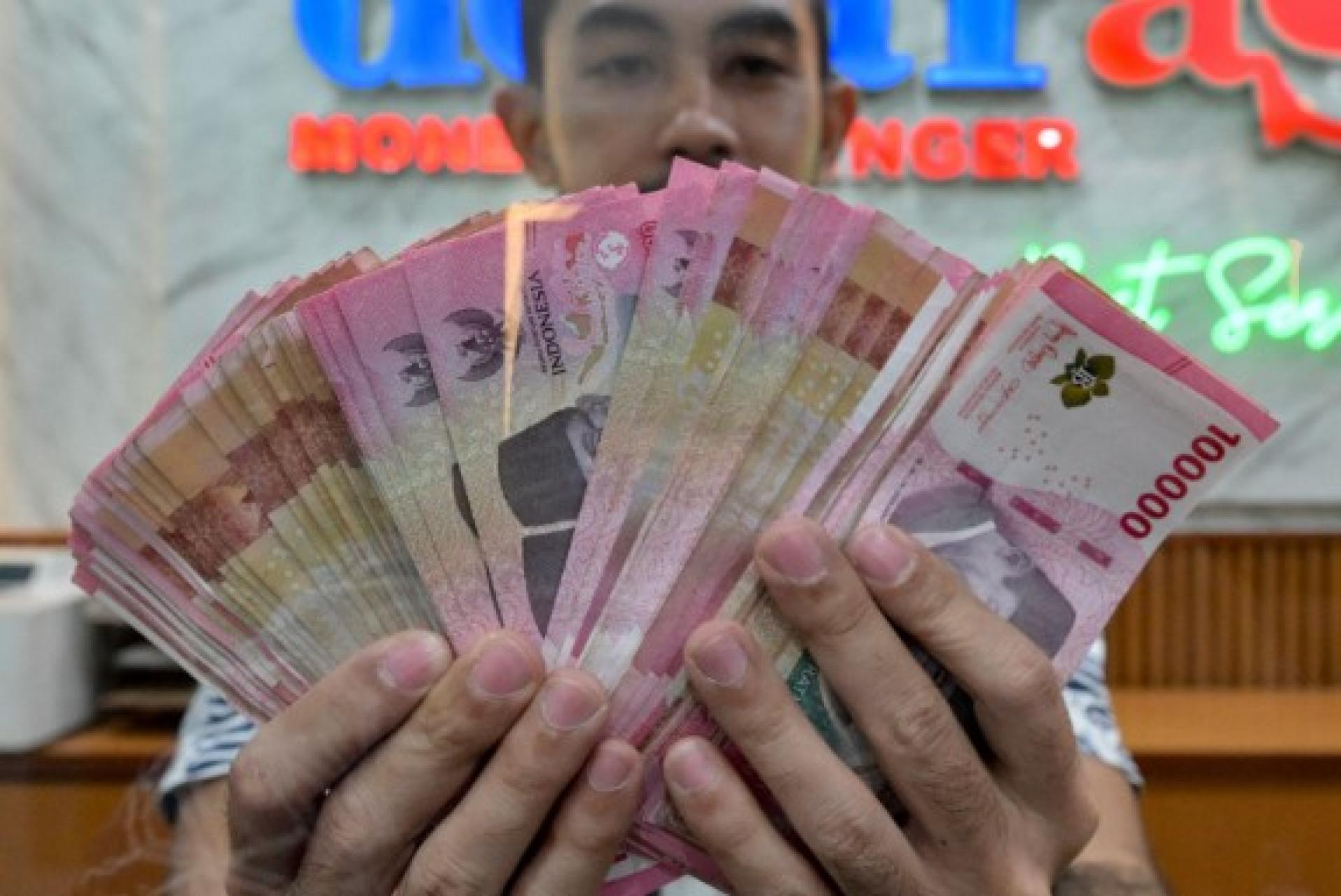 10万印尼盾约等于25令吉。