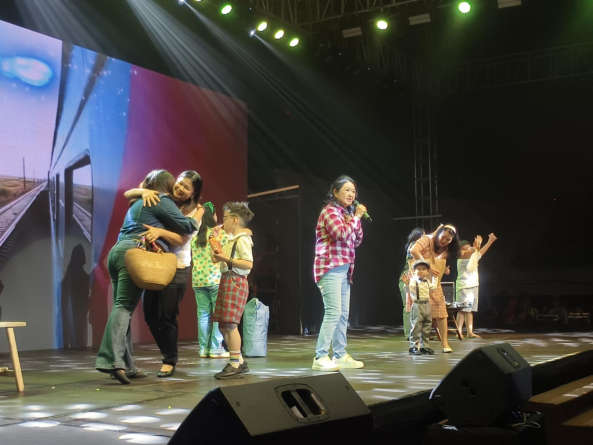 校长陈泳伽献唱助兴。