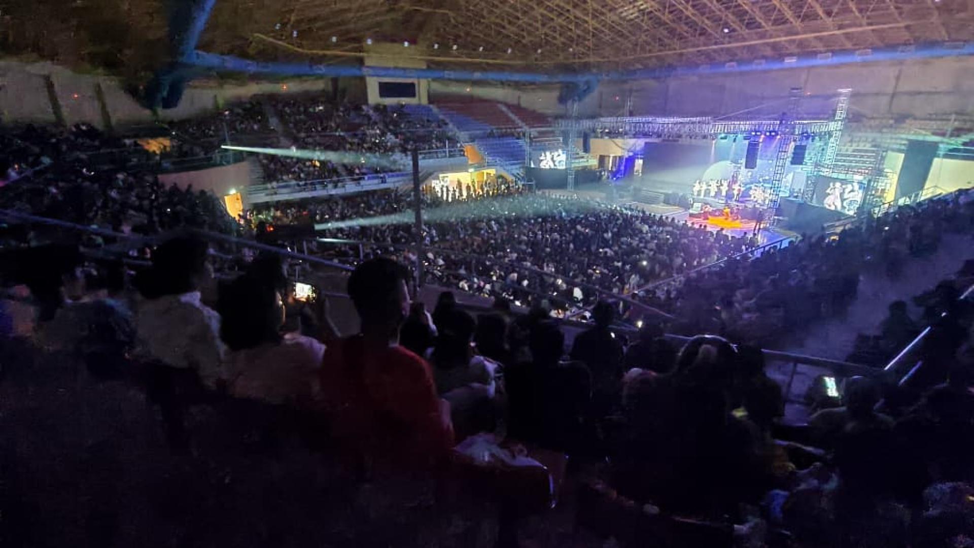 美里中华公学假美里室内体育馆举行的“美公闪耀80”文娱晚会盛况，出席人数逾3000人。