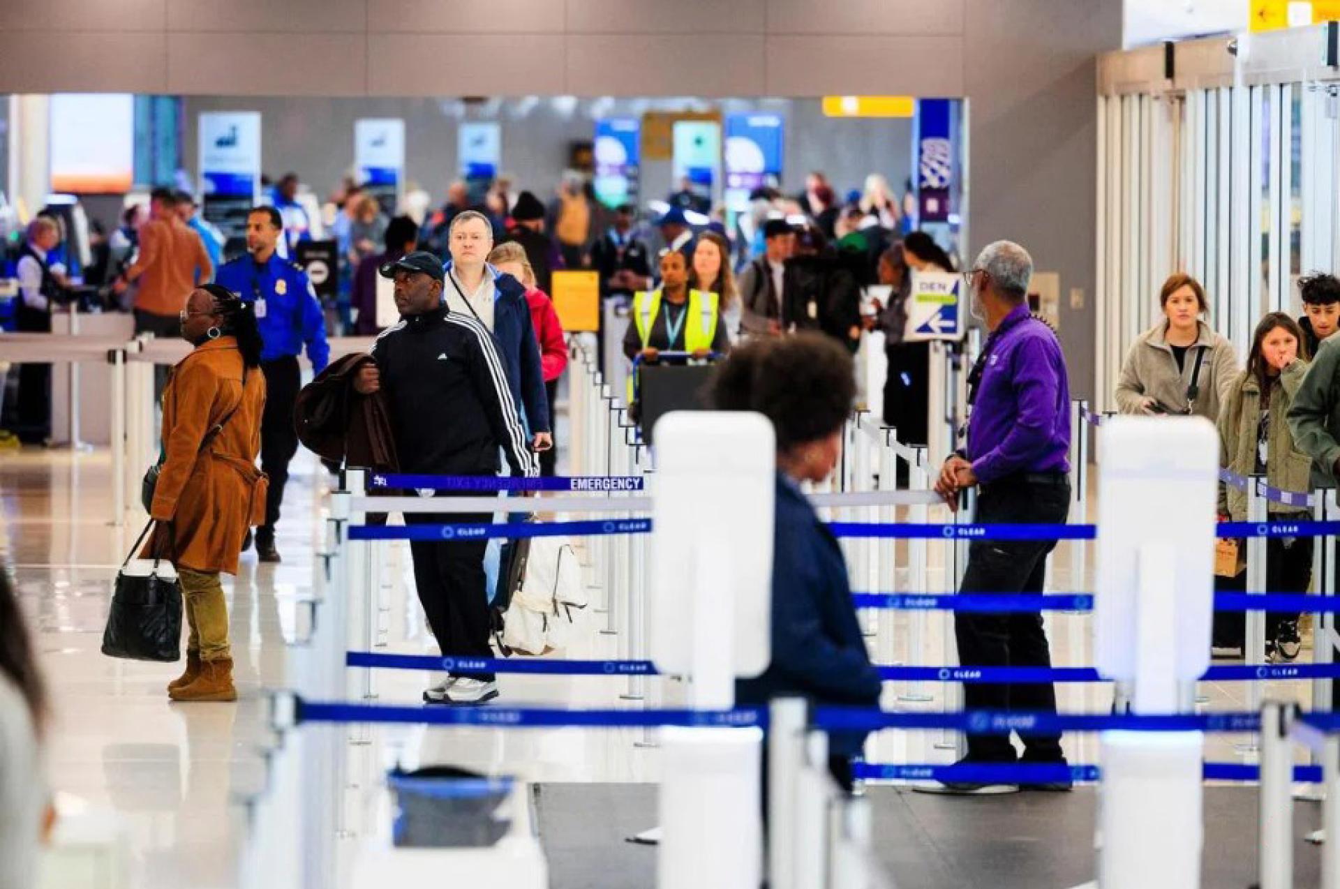 数据显示，星期六（11月8日）全美共有约5450架次航班延误，星期五（7日）则有7000架次延误、1025架次取消。