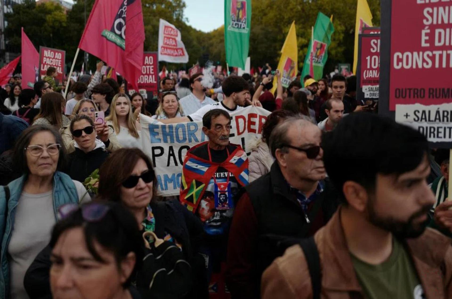 11月8日，大批葡萄牙示威者在里斯本聚集抗议，要求政府提高工资和改善工作条件。
