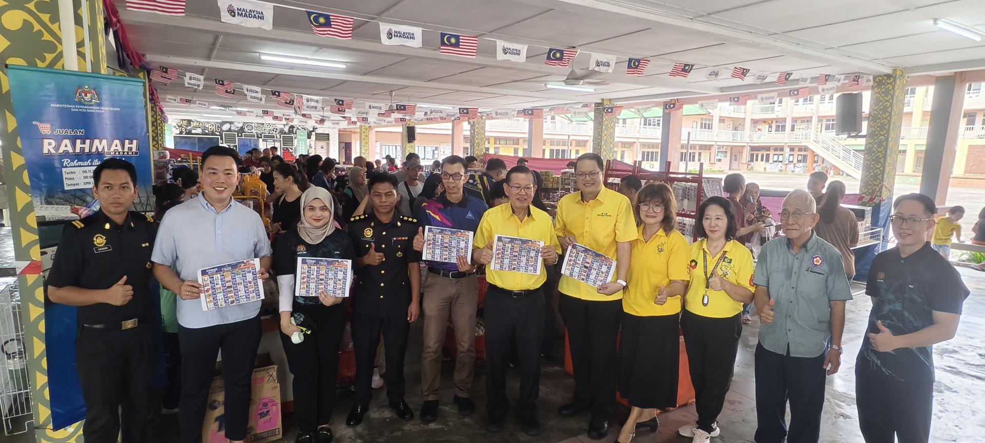 砂交通部长兼史纳汀区州议员拿督斯里李景胜（左6）巡视流动怜悯销售计划活动现场留摄。