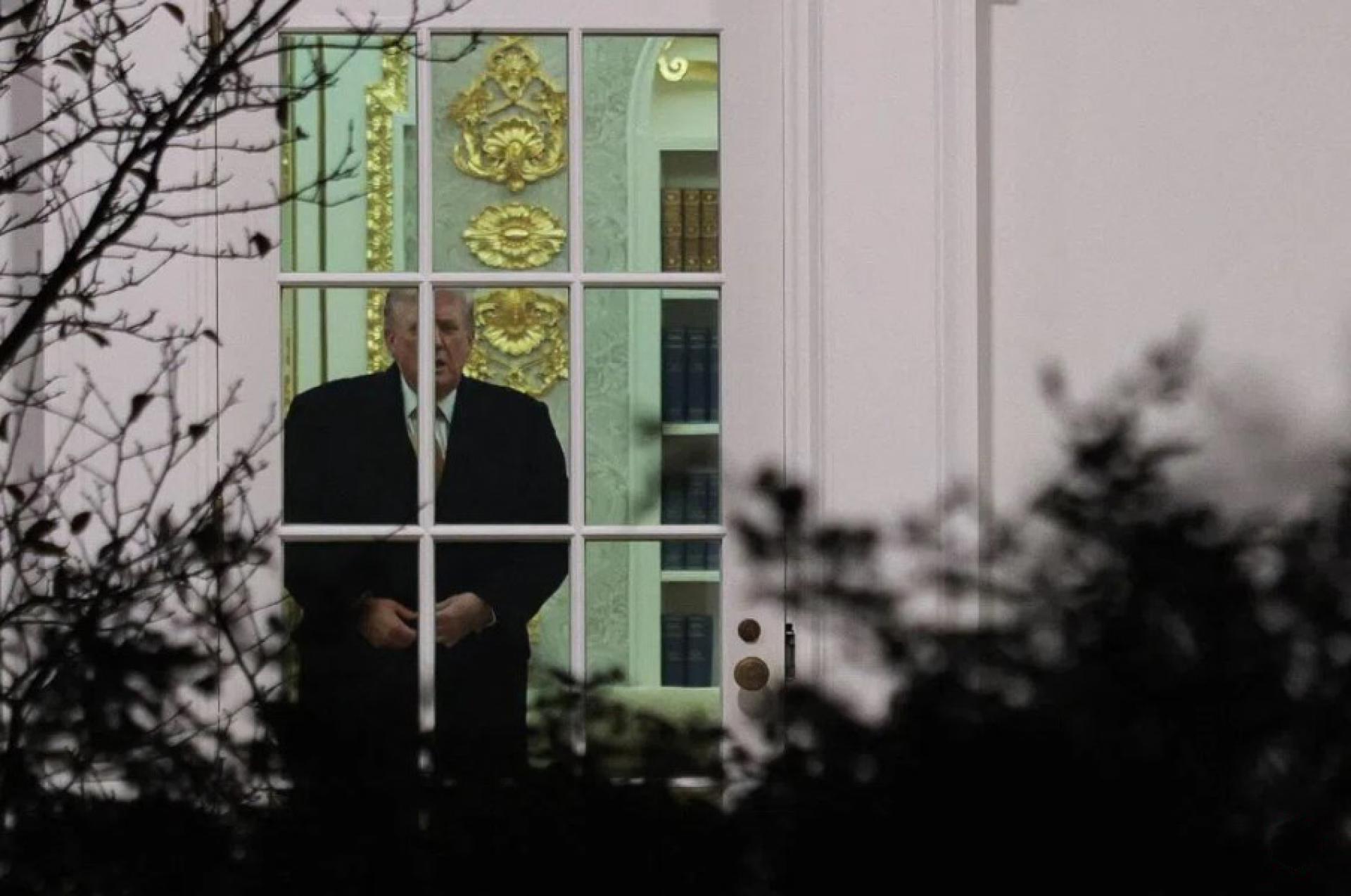 11月7日，美国总统特朗普在白宫准备登上“海军陆战队一号”直升机前往佛罗里达。