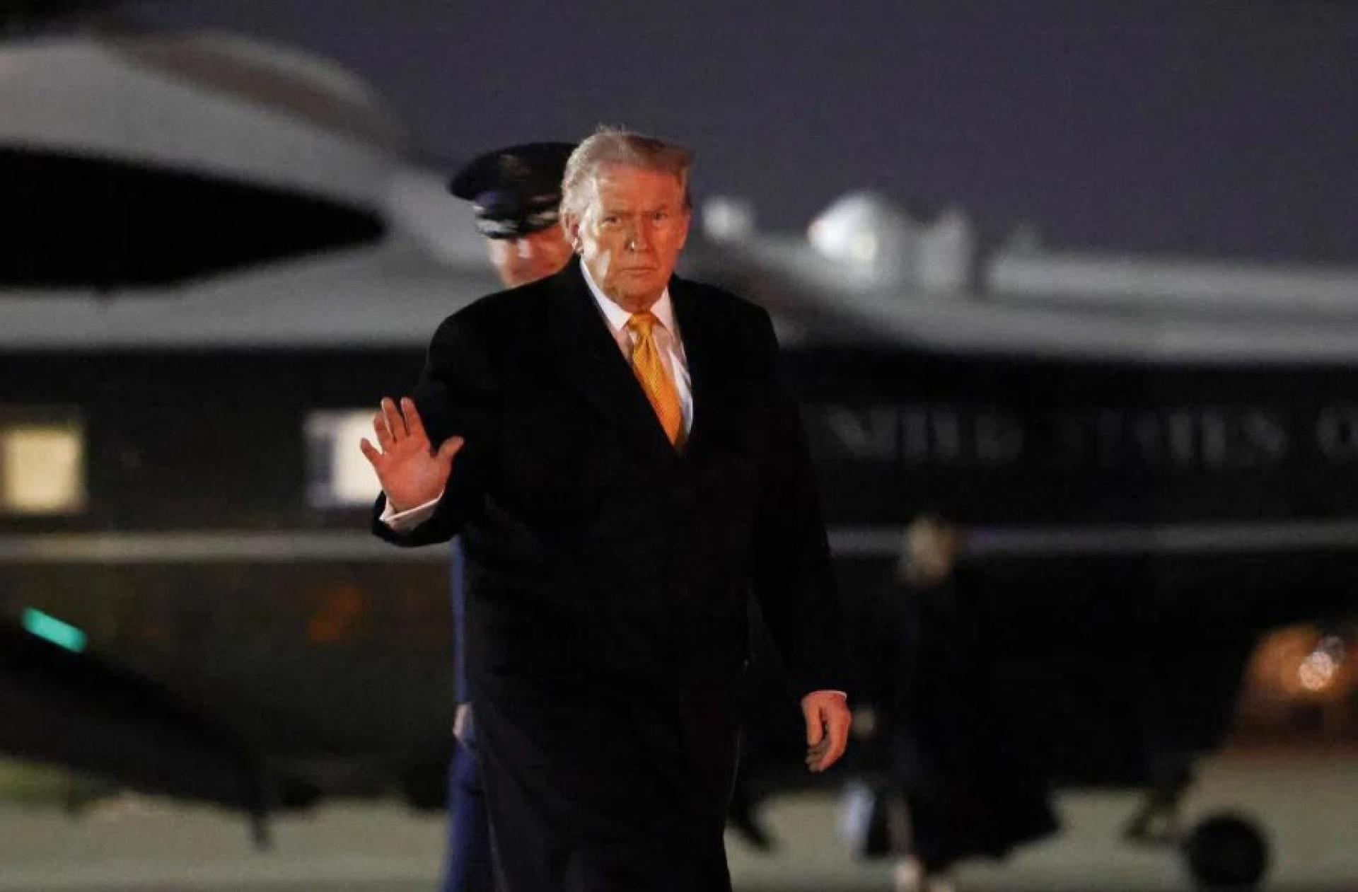 美国总统特朗普于11月7日在马里兰州安德鲁斯联合基地登上“空军一号”专机前往佛罗里达时挥手致意。